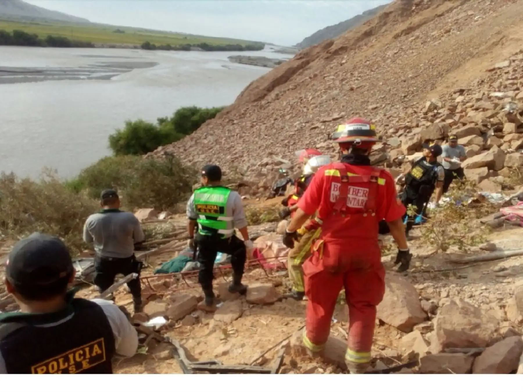 Bomberos y policías hacen denodados esfuerzos para recuperar los cuerpos de los más de 30 muertos.