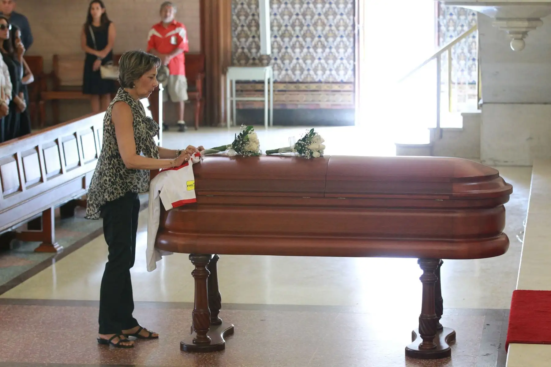 Familiares y amigos se despiden del periodista y narrador deportivo Daniel Peredo, quien falleció el pasado lunes víctima de un paro cardíaco. Foto: ANDINA/Dante Zegarra
