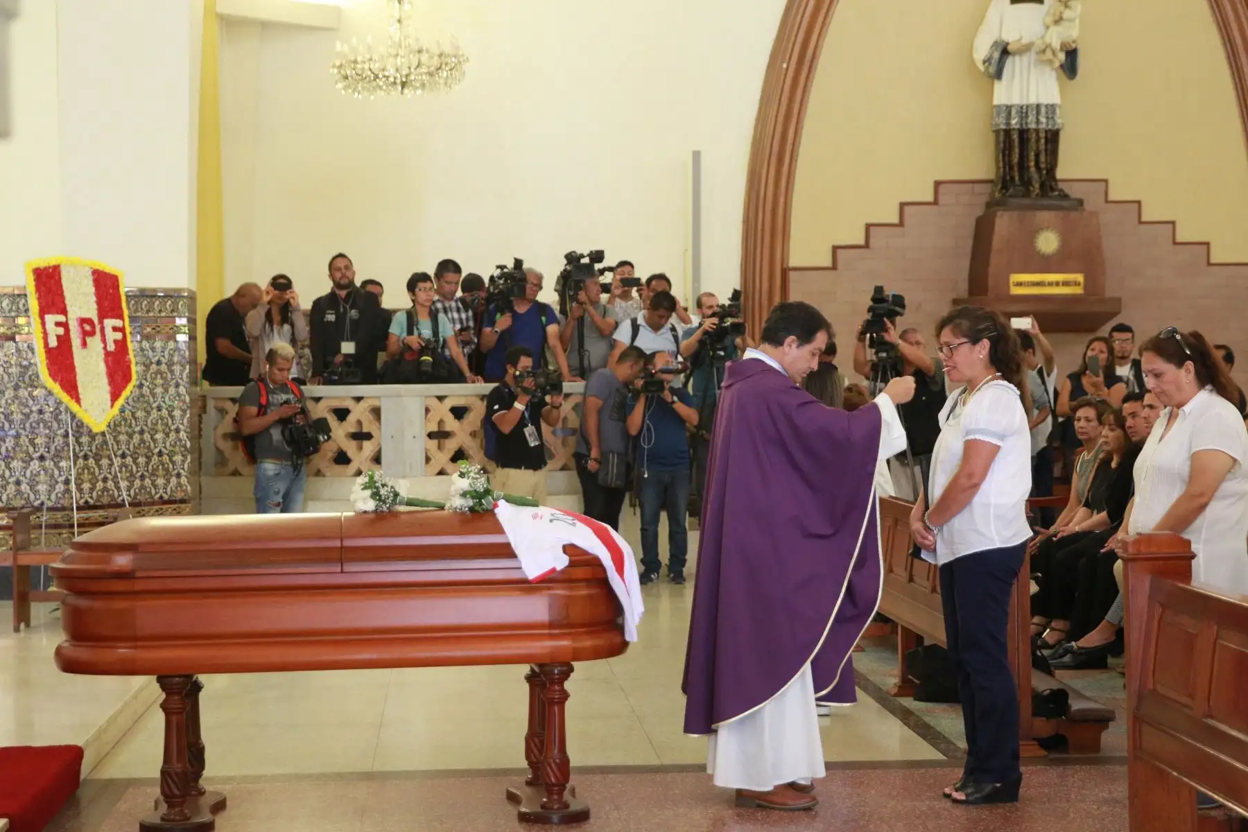 Misa de cuerpo presente por el alma de Daniel Peredo en la iglesia Virgen de Fátima en Miraflores. Foto: ANDINA/Dante Zegarra