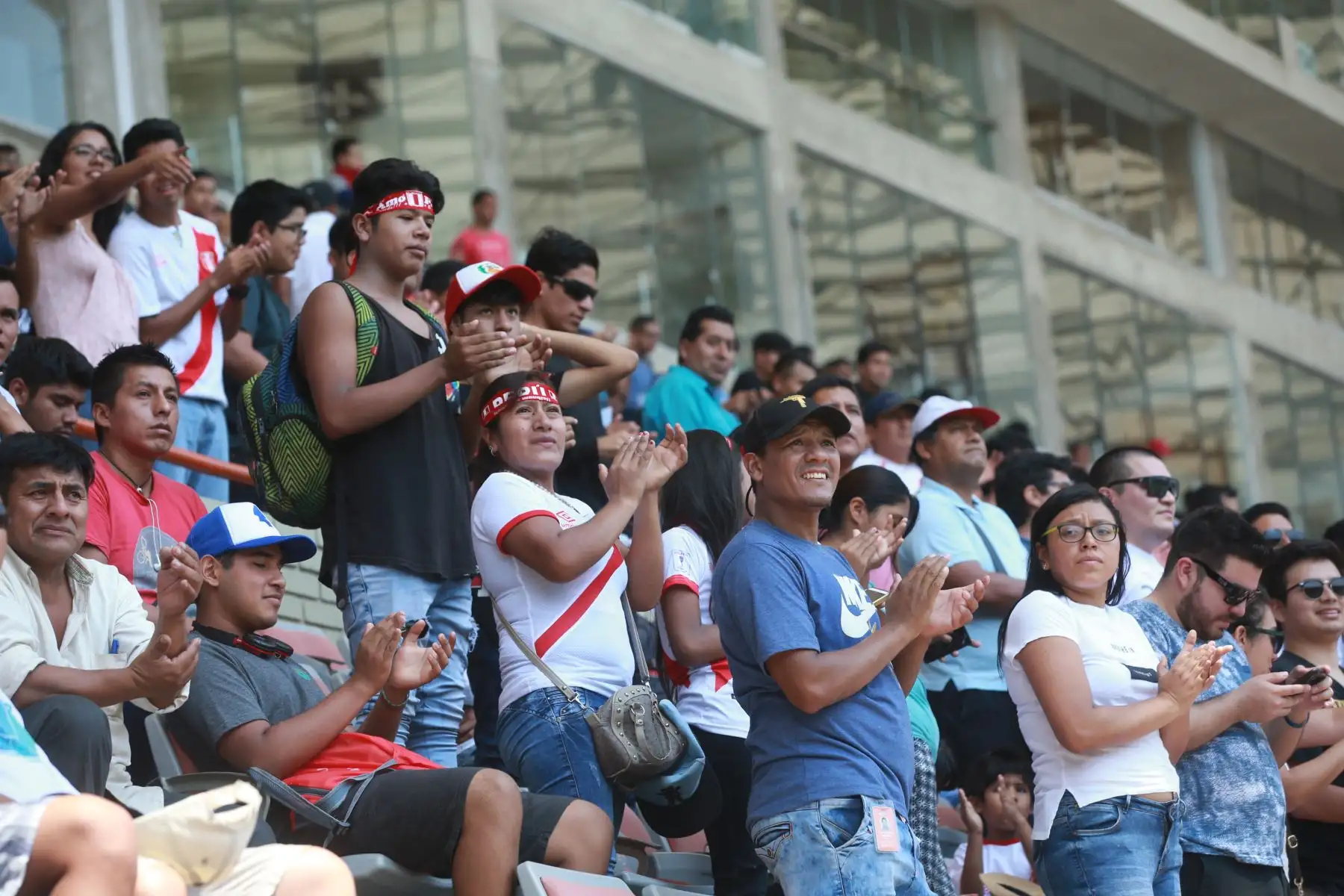 Hinchas rinden homenaje a fallecido periodista Daniel Peredo en el Estadio Nacional. Foto: ANDINA/Jhony Laurente