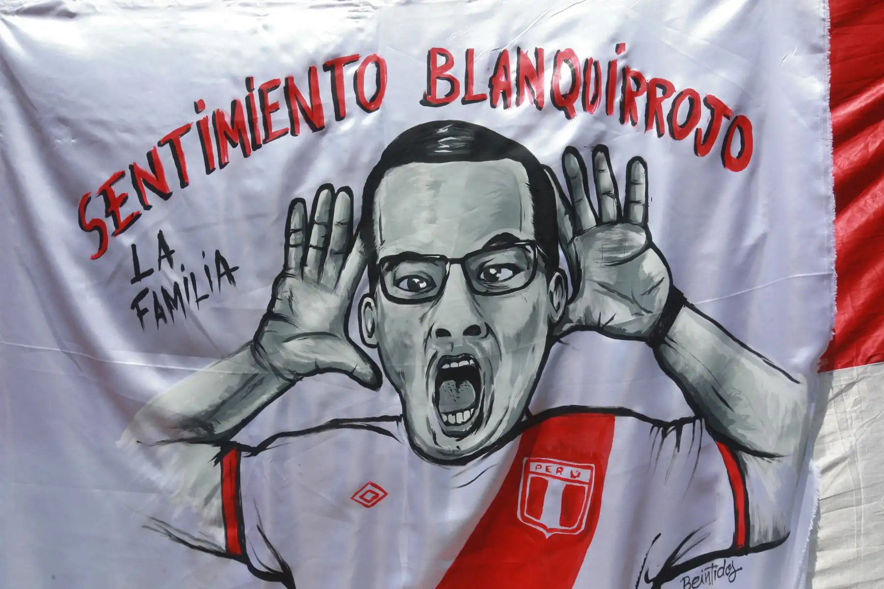 Hinchas rinden homenaje a fallecido periodista Daniel Peredo en el Estadio Nacional. Foto: ANDINA/Jhony Laurente