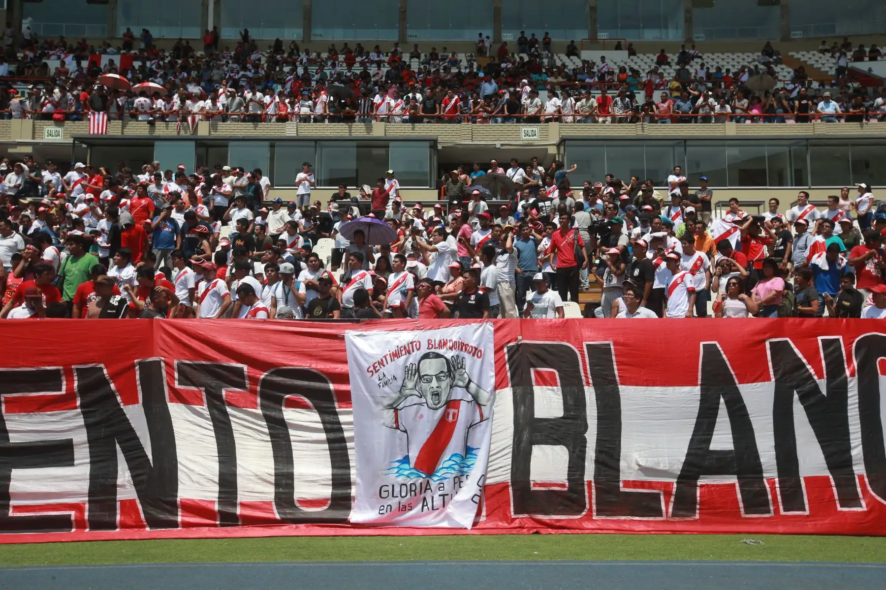 Hinchas rinden homenaje a fallecido periodista Daniel Peredo en el Estadio Nacional. Foto: ANDINA/Jhony Laurente