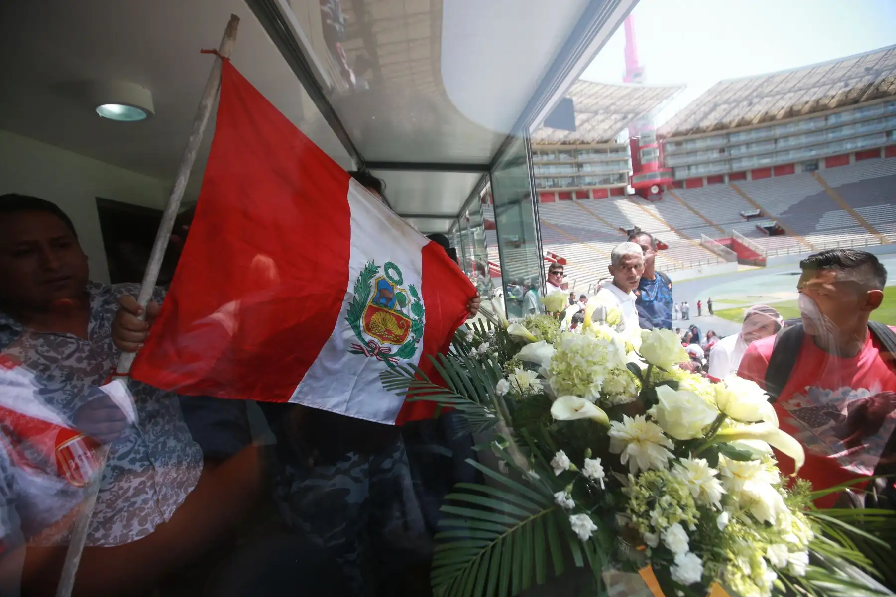 Hinchas y amigos dejan flores y presentes en la cabina radial de  fallecido periodista Daniel Peredo en el Estadio Nacional. Foto: ANDINA/Jhony Laurente
