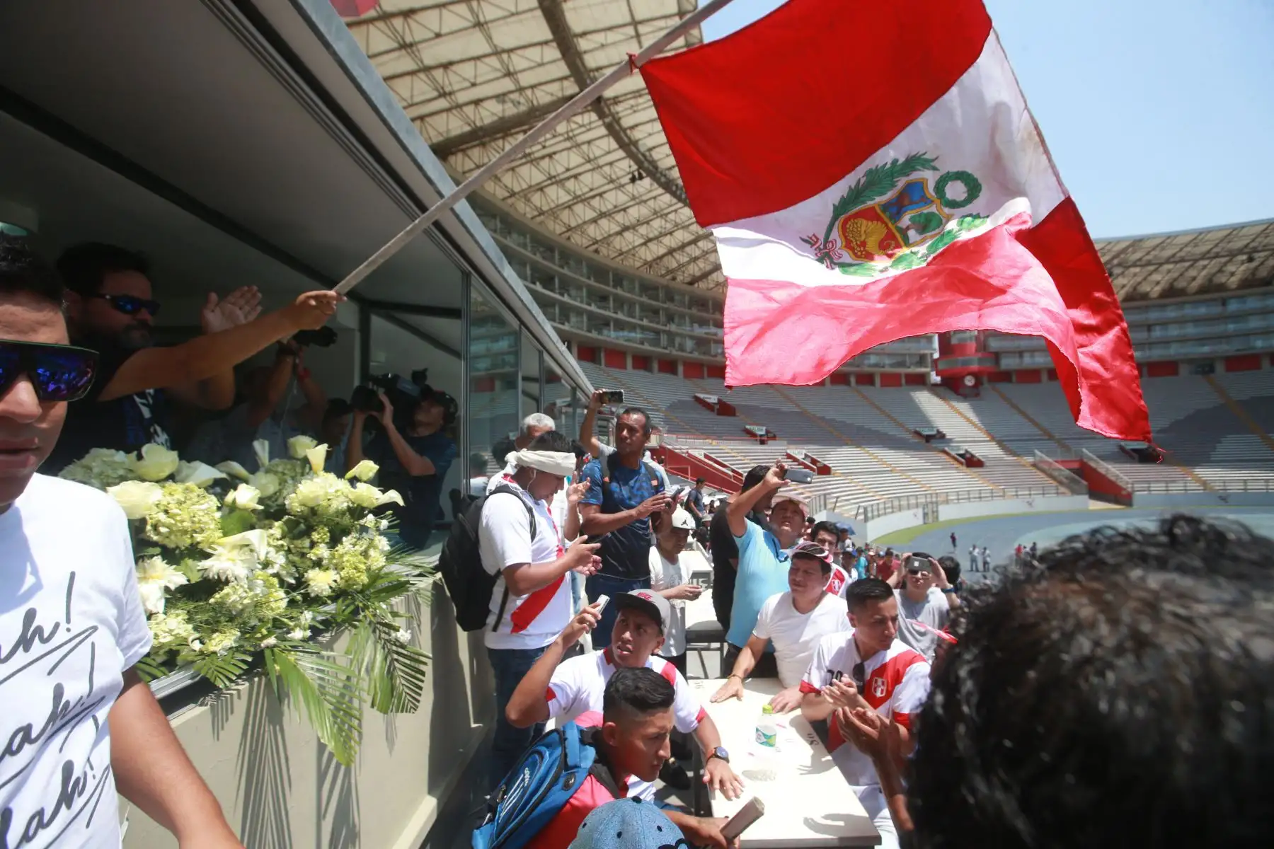Bandera Peruana flamea en la cabina radial de  fallecido periodista Daniel Peredo,en el Estadio Nacional. Foto: ANDINA/Jhony Laurente