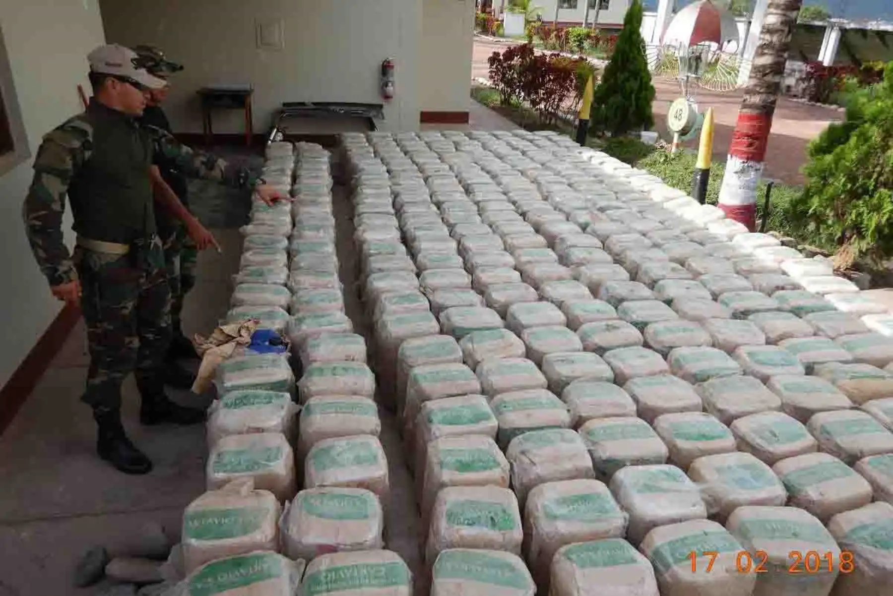 La Policía Nacional del Perú (PNP) y la Marina de Guerra del Perú decomisaron en el puerto Anapaty, en la provincia de Satipo, región Junín, alrededor de siete toneladas de insumos químicos que iban a emplearse para la elaboración de droga en el Valle de los ríos Apurímac, Ene y Mantaro (Vraem).