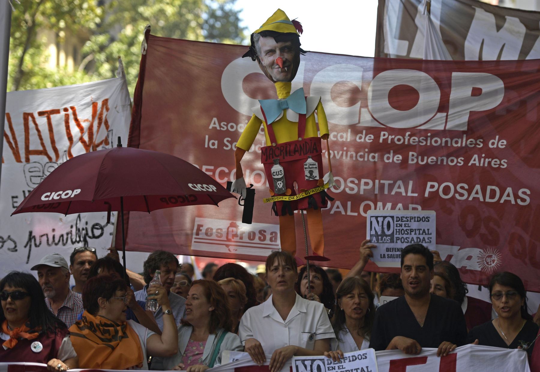 Marcha de trabajadores de hospital en Argentina. Foto: AFP