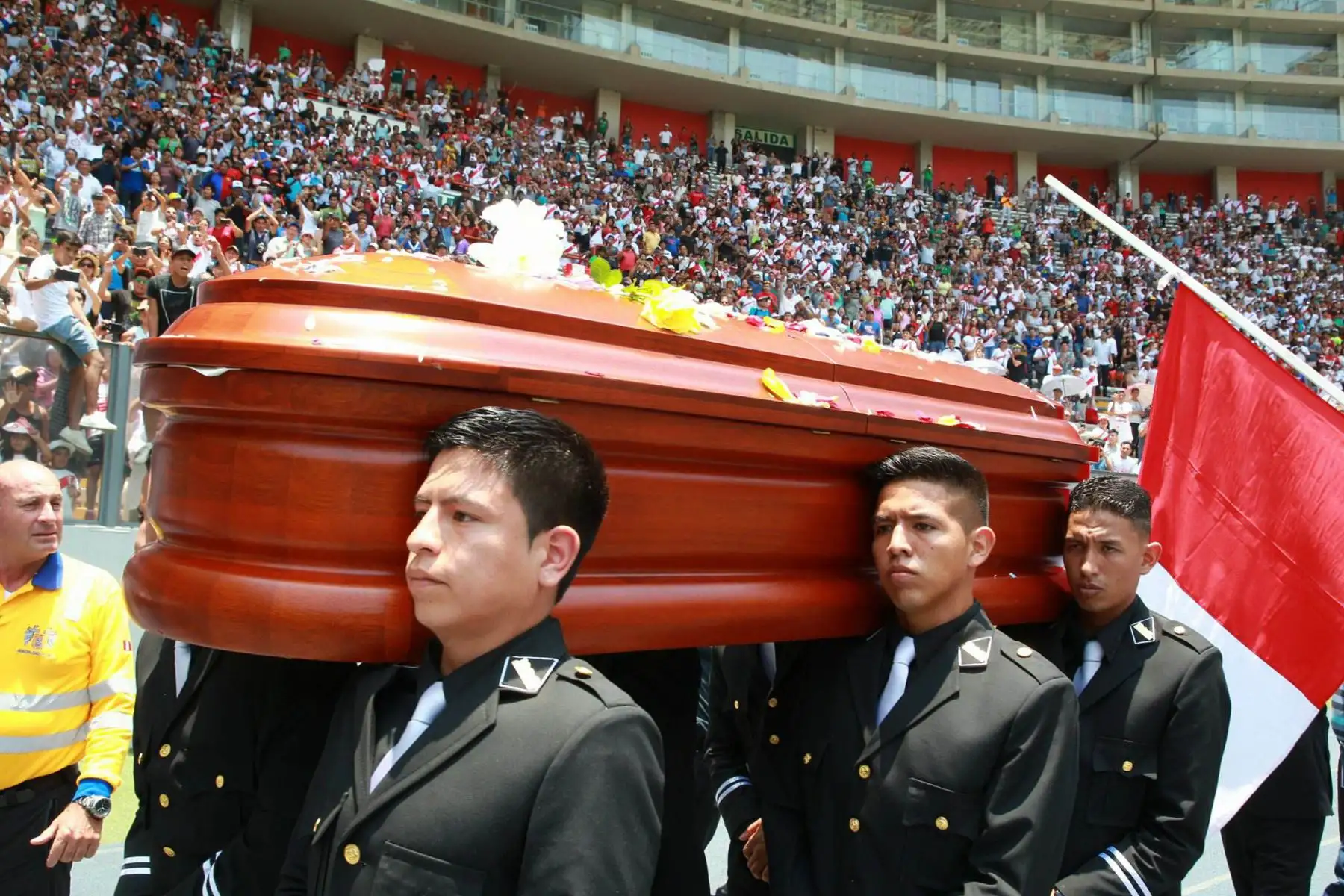 LIMA PERÚ - FEBRERO 21. Hinchas aplauden mientras el féretro del  periodista Daniel Peredo recorre el Estadio Nacional. Foto: ANDINA/Dante Zegarra