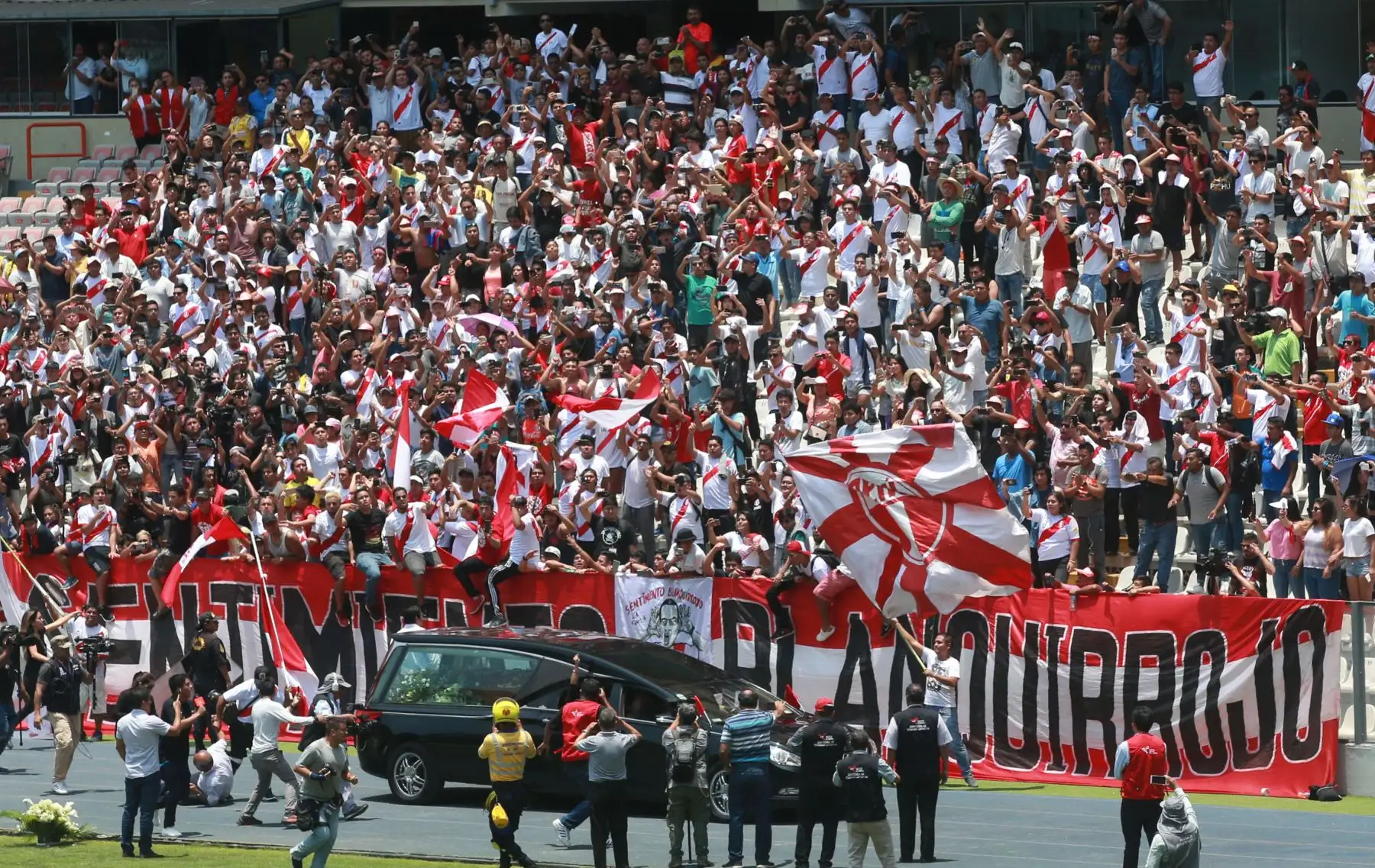 LIMA PERÚ - FEBRERO 21. Hinchas aplauden mientras el féretro del  periodista Daniel Peredo recorre el Estadio Nacional. Foto: ANDINA/Jhony Laurente