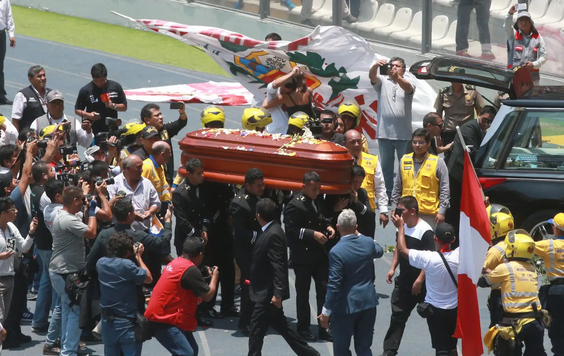 LIMA PERÚ - FEBRERO 21. Hinchas aplauden mientras el féretro del  periodista Daniel Peredo recorre el Estadio Nacional. Foto: ANDINA/Jhony Laurente
