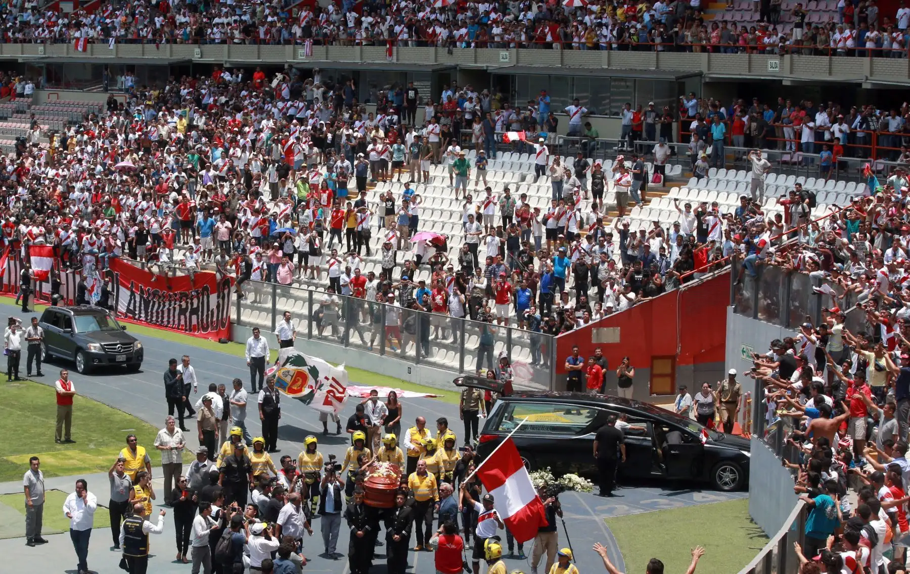 LIMA PERÚ - FEBRERO 21. Hinchas aplauden mientras el féretro del  periodista Daniel Peredo recorre el Estadio Nacional. Foto: ANDINA/Jhony Laurente
