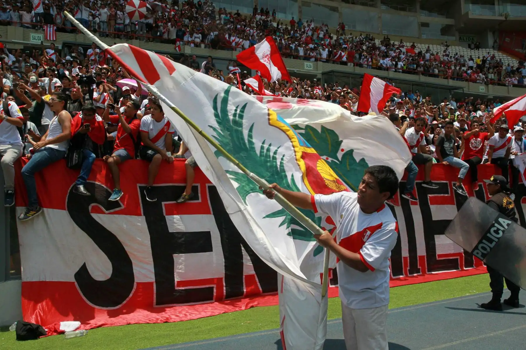 LIMA PERÚ - FEBRERO 21. Hincha ondea una bandera en homenaje al fallecido  periodista Daniel Peredo recorre el Estadio Nacional. Foto: ANDINA/Dante Zegarra