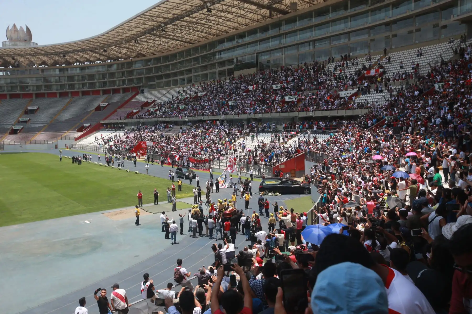 LIMA PERÚ - FEBRERO 21. Hinchas aplauden mientras el féretro del  periodista Daniel Peredo recorre el Estadio Nacional. Foto: ANDINA/Jhony Laurente