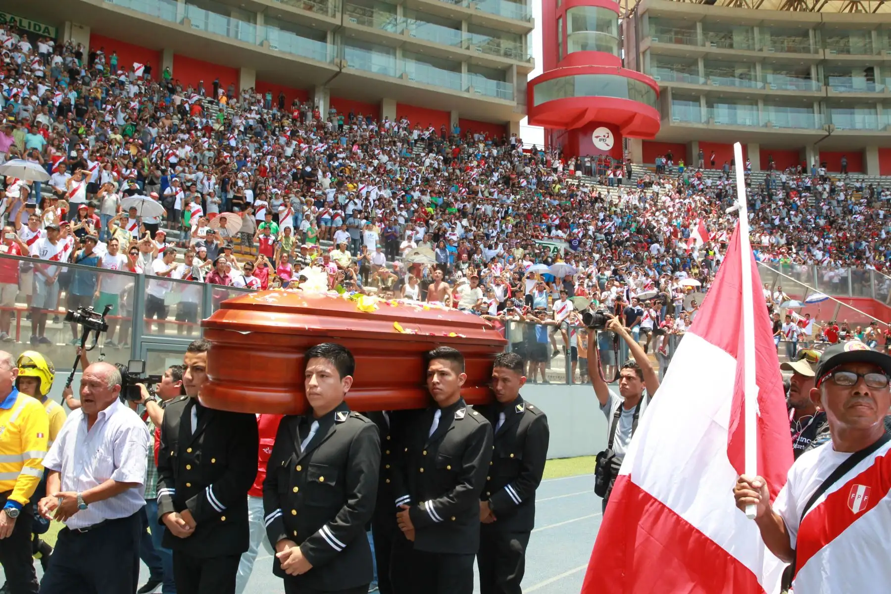 LIMA PERÚ - FEBRERO 21. Miles de hinchas despiden el féretro del  periodista Daniel Peredo en el Estadio Nacional. Foto: ANDINA/Dante Zegarra