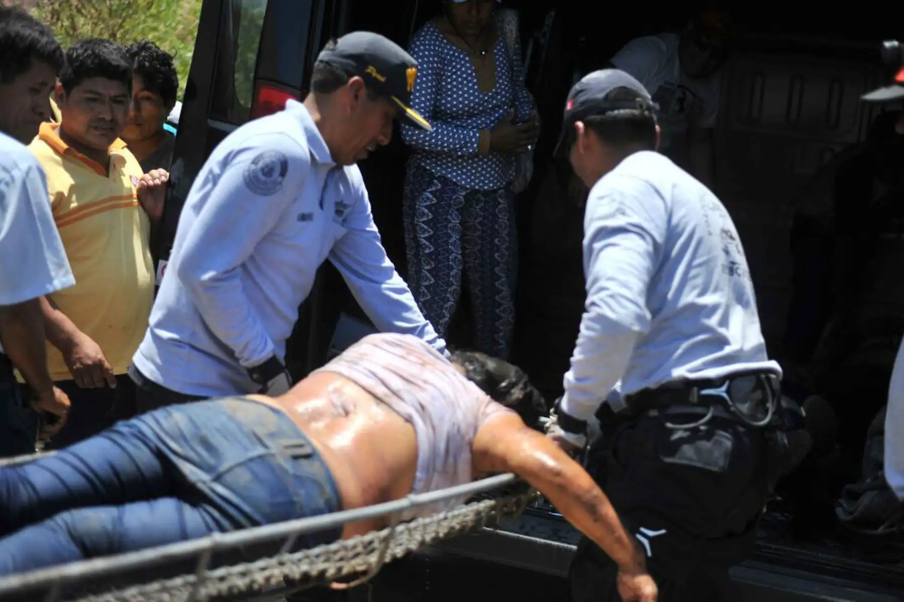21/02/2018 Rescatan cuerpos de la víctimas tras caída de un bus interprovincial esta madrugada cerca al puente Ocoña. Foto: Cortesía/Diego Ramos
