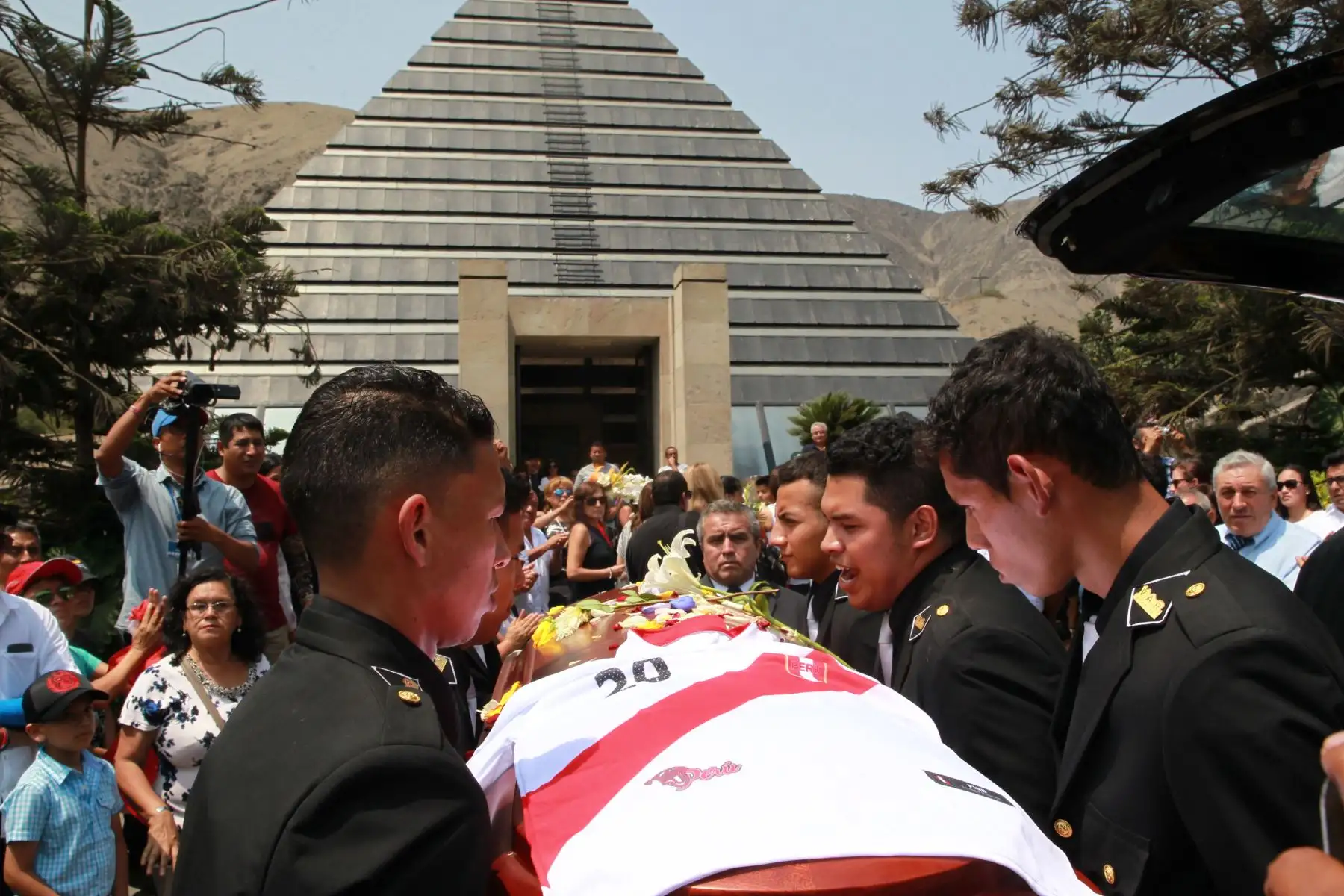 Llegan al cementerio Jardines de la Paz, restos de periodista Daniel Peredo. Foto. ANDINA/Dante Zegarra