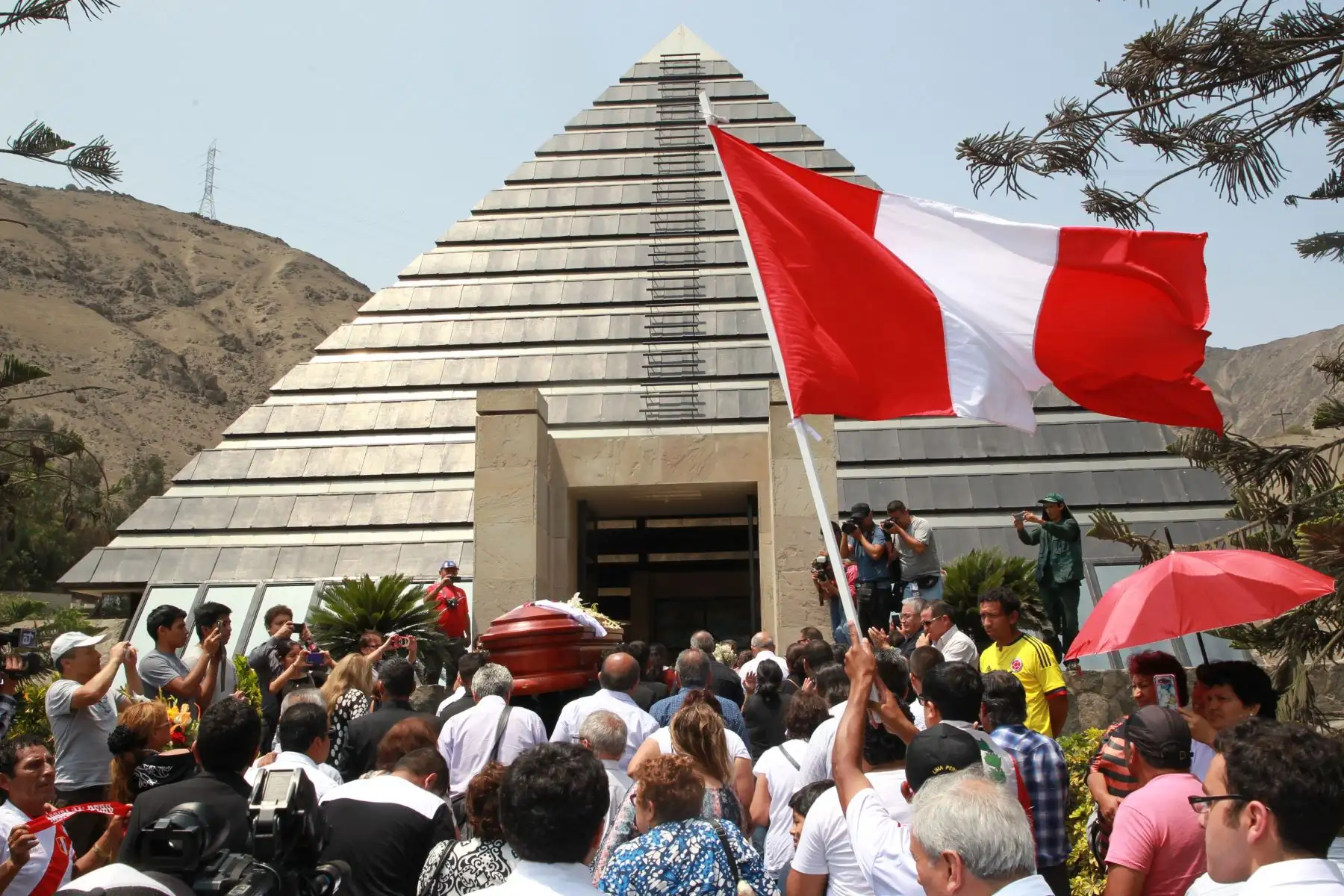 LIMA PERÚ - FEBRERO 21. Cientos de hinchas acompañan  el féretro del  periodista Daniel Peredo hasta su ultima morada en el cementerio Jardines de la Paz. Foto: ANDINA/Dante Zegarra