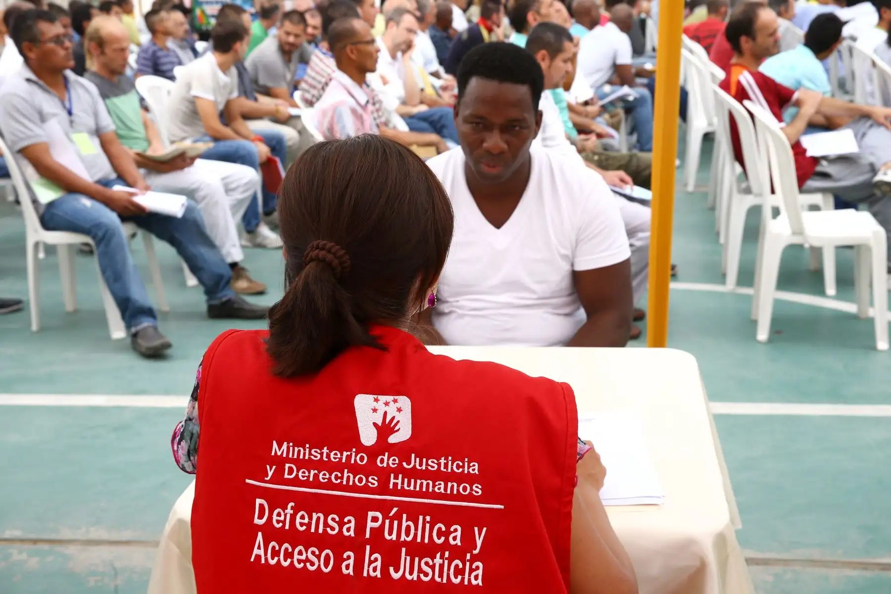 Defensores públicos del Ministerio de Justicia asesoran a internos del penal Ancón II.  Foto: ANDINA/Melina Mejía