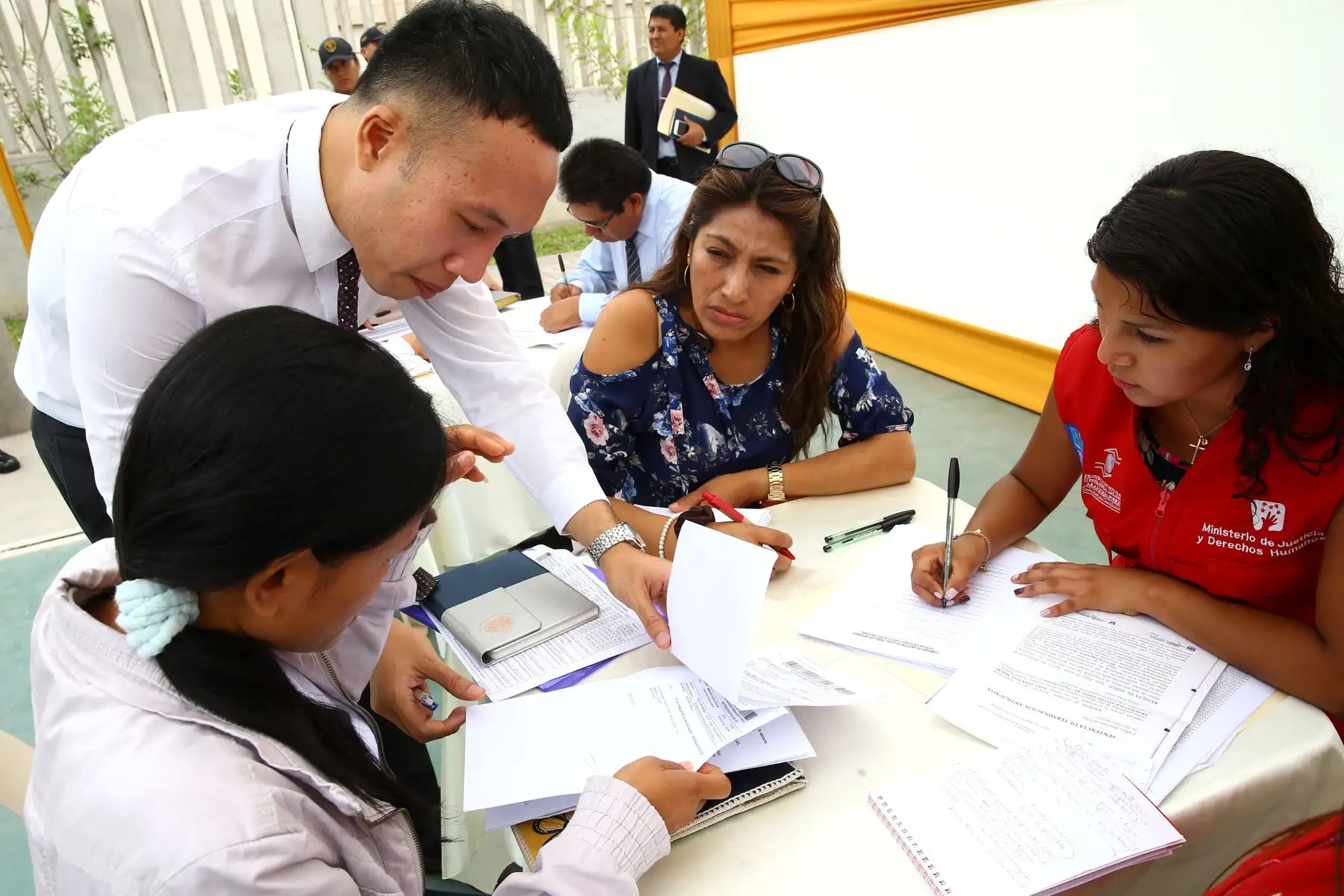 Cónsul de Tailandia supervisa asesoría legal que los defensores públicos del Ministerio de Justicia ofrece a interna tailandesa. Foto: ANDINA/Melina Mejía
