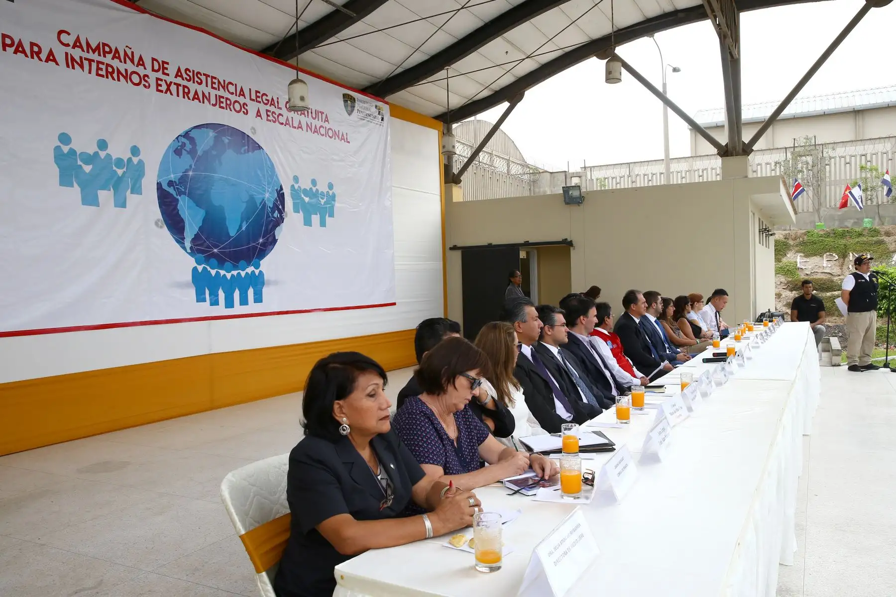 Carlos Vásquez, Jefe del INPE recibe a cónsules de distintos países durante  la asesoría legal  a internos del penal Ancón II.   Foto: ANDINA/Melina Mejía