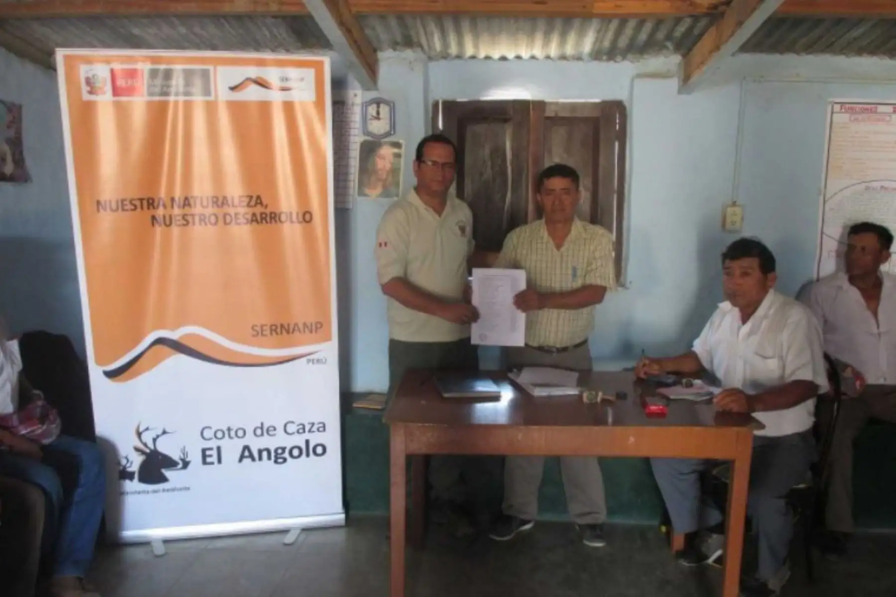 El Servicio Nacional de Área Naturales Protegidas por el Estado (Sernanp) y los ganaderos de las provincias de Sullana y Talara, en la región Piura, renovaron hasta el año 2020 el acuerdo para el aprovechamiento de pastos naturales en el Coto de Caza El Angolo.