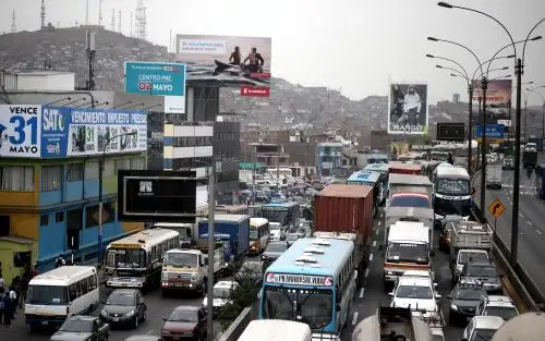 Crecimiento desordenado de Lima genera congestión vehicular. Foto: ANDINA
