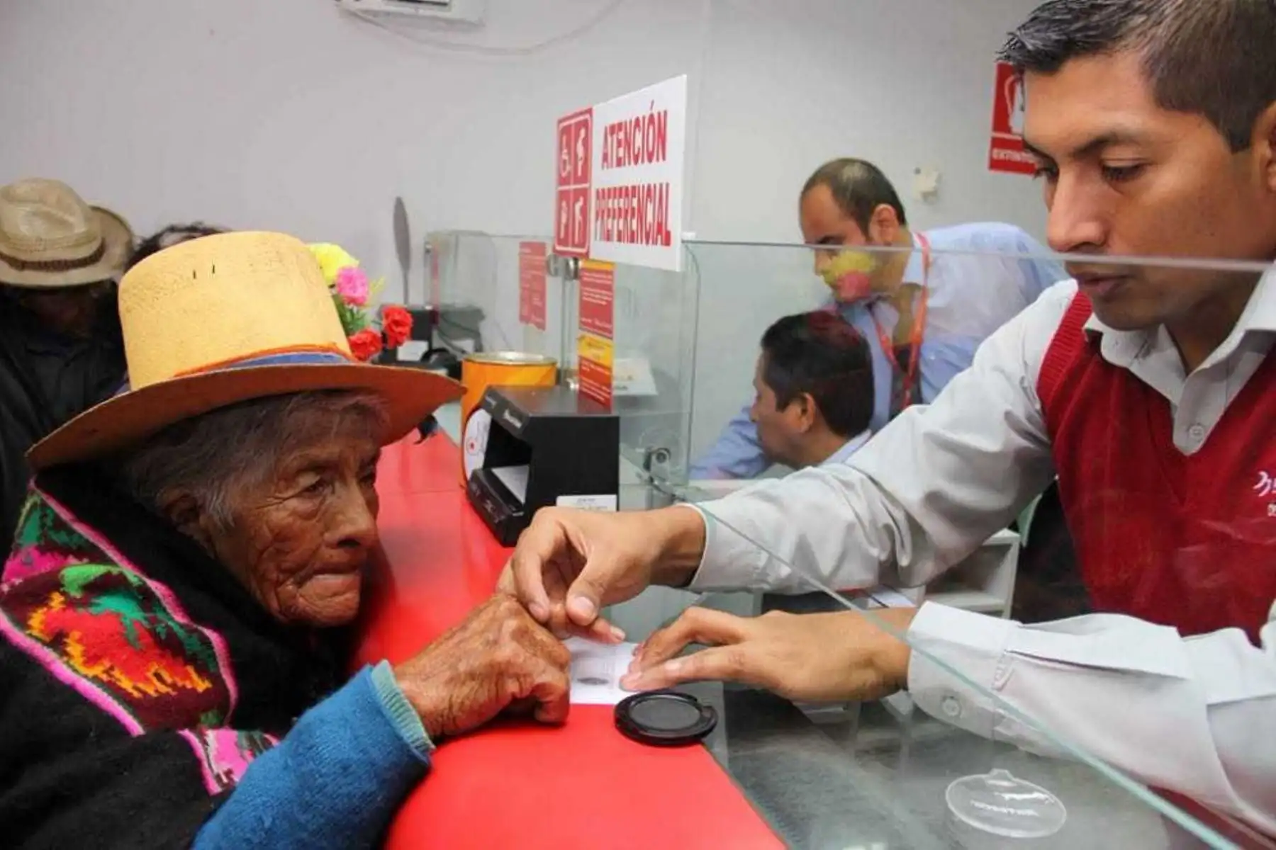 El Programa Nacional de Asistencia Solidaria Pensión 65, del Ministerio de Desarrollo e Inclusión Social (Midis), cuenta en el departamento de Cajamarca con 51 puntos móviles de pago y 37 agencias bancarias, donde los usuarios pueden cobrar su subvención económica bimestral.