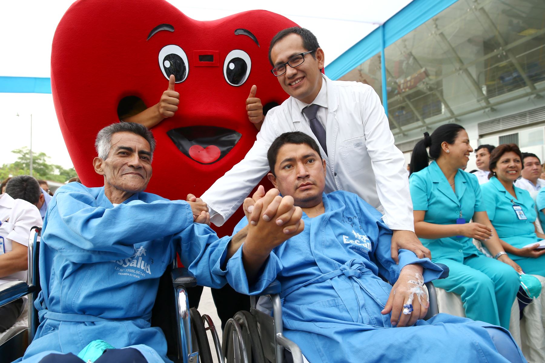 Los dos pacientes que se encontraban conectados a un soporte de asistencia mecánica en espera de donantes. ANDINA/Melina Mejía