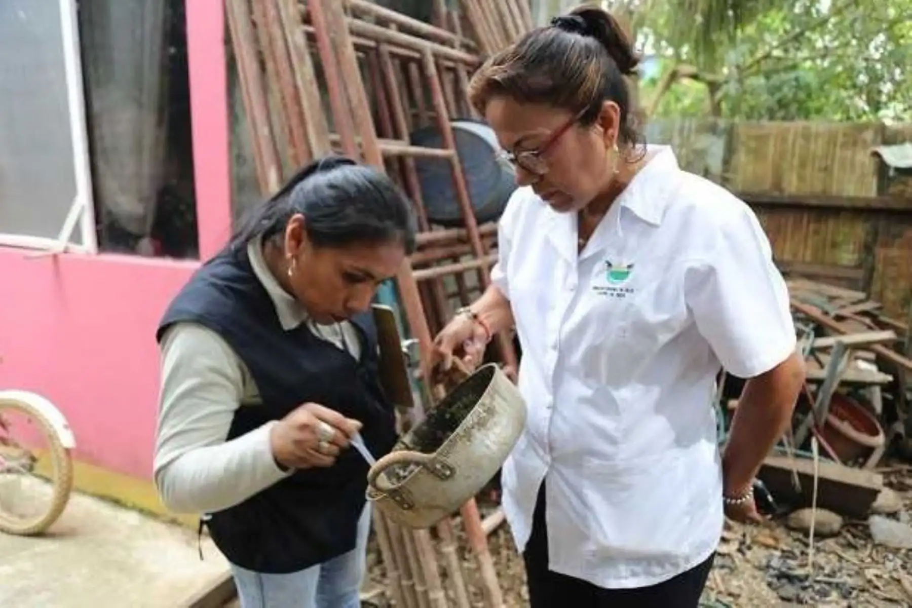 El Ministerio de Salud (Minsa), a través de las direcciones regionales de salud (Diresas) de Piura y Madre de Dios, viene intensificando las intervenciones domiciliarias para identificar y eliminar los criaderos de larvas del zancudo Aedes Aegypti, transmisor del dengue, zika y chikunguña.