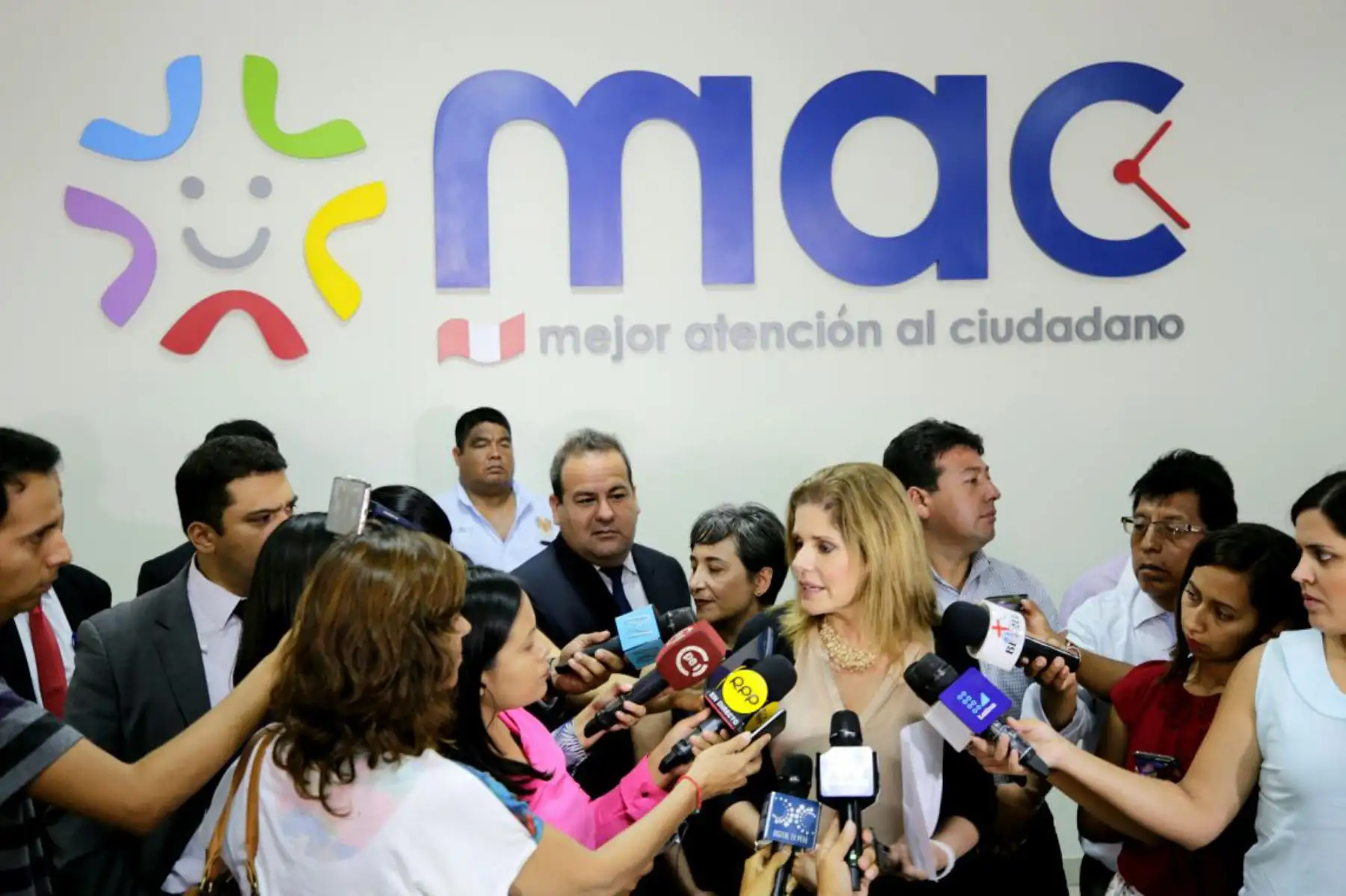 La presidenta del Consejo de Ministros, Mercede Aráoz, recorre las instalaciones del nuevo Módulo de Atención al Cliente (MAC), ubicado en el distrito de El Agustino. Foto: ANDINA/ PCM