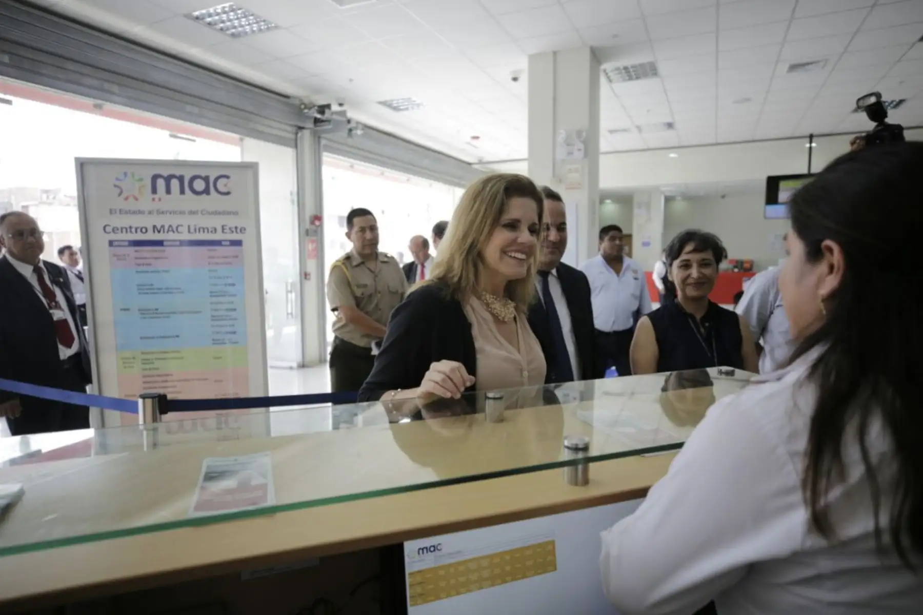 La presidenta del Consejo de Ministros, Mercede Aráoz, recorre las instalaciones del nuevo Módulo de Atención al Cliente (MAC), ubicado en el distrito de El Agustino. Foto: ANDINA/ PCM