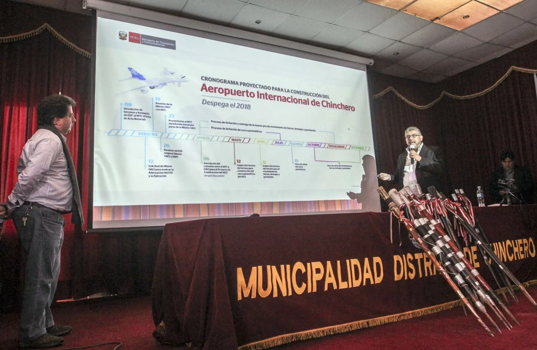 El próximo 15 de agosto comenzará a edificarse el moderno aeropuerto internacional de Chinchero, en la región Cusco, anunció el viceministro de Transportes del Ministerio de Transportes y Comunicaciones (MTC), Rafael Guarderas, al presentar hoy en esa ciudad el cronograma de tan importante construcción en el local municipal.
