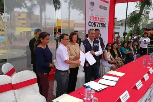 Uno de los temas que preocupa al Ministerio de Vivienda es el tratamiento de aguas residuales en el país, sostuvo el viceministro de Construcción y Saneamiento, Fernando Laca, en su visita a Huaral, donde firmó un convenio para ejecutar el proyecto “Instalación del interceptor y construcción de la Planta de Tratamiento de Aguas Residuales de la ciudad de Huaral”.