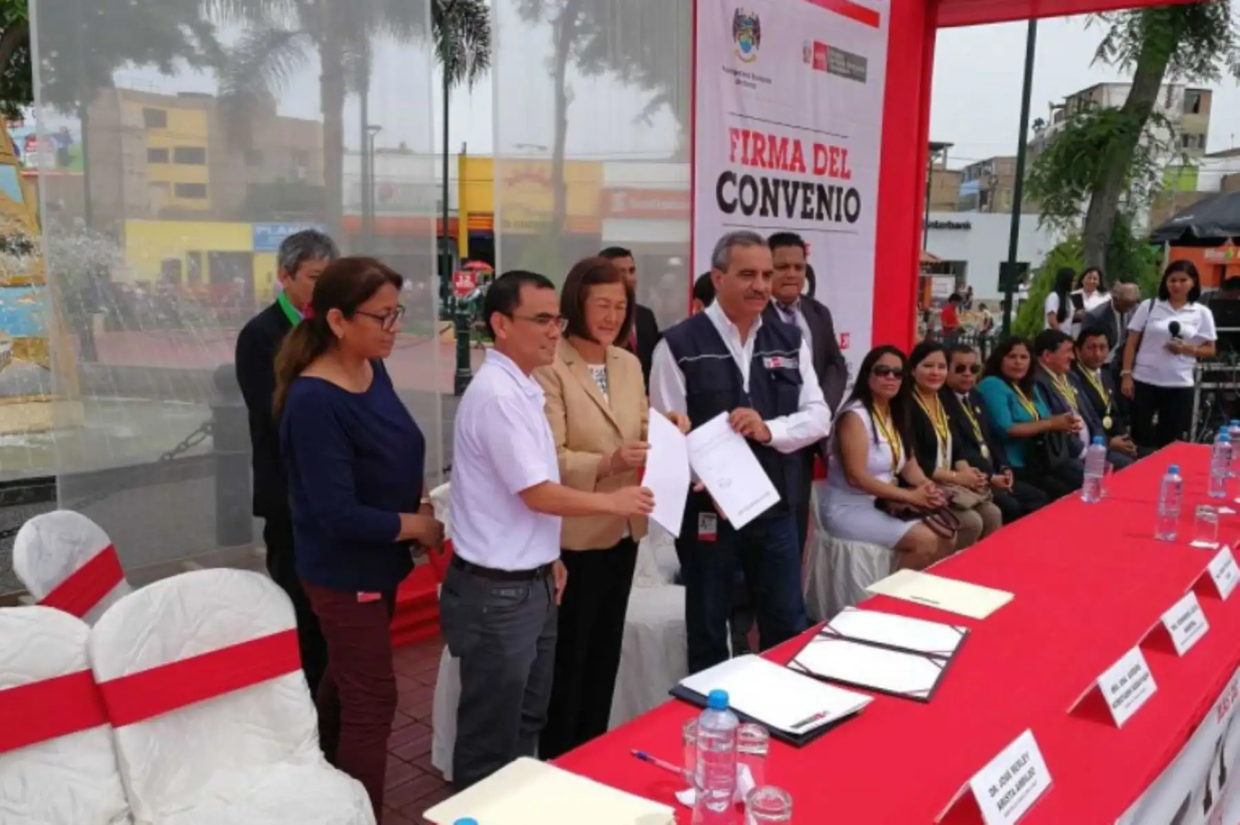 Uno de los temas que preocupa al Ministerio de Vivienda es el tratamiento de aguas residuales en el país, sostuvo el viceministro de Construcción y Saneamiento, Fernando Laca, en su visita a Huaral, donde firmó un convenio para ejecutar el proyecto “Instalación del interceptor y construcción de la Planta de Tratamiento de Aguas Residuales de la ciudad de Huaral”.