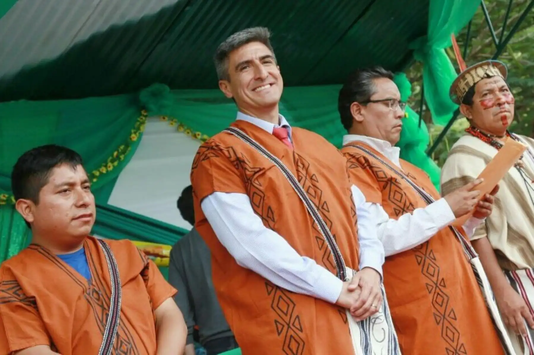 "El idioma no debe ser barrera para acceder a servicios públicos", sostuvo hoy el ministro de Cultura, Alejandro Neyra, quien participó en Junín de la creación del Consejo Regional de Cultura, Lenguas Indígenas e Interculturalidad de dicha región.