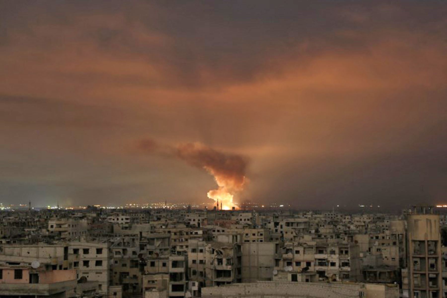 Ataques aéreos y fuego de artillería del régimen sirio en el enclave de Ghouta Oriental, controlado por los rebeldes.Foto:AFP