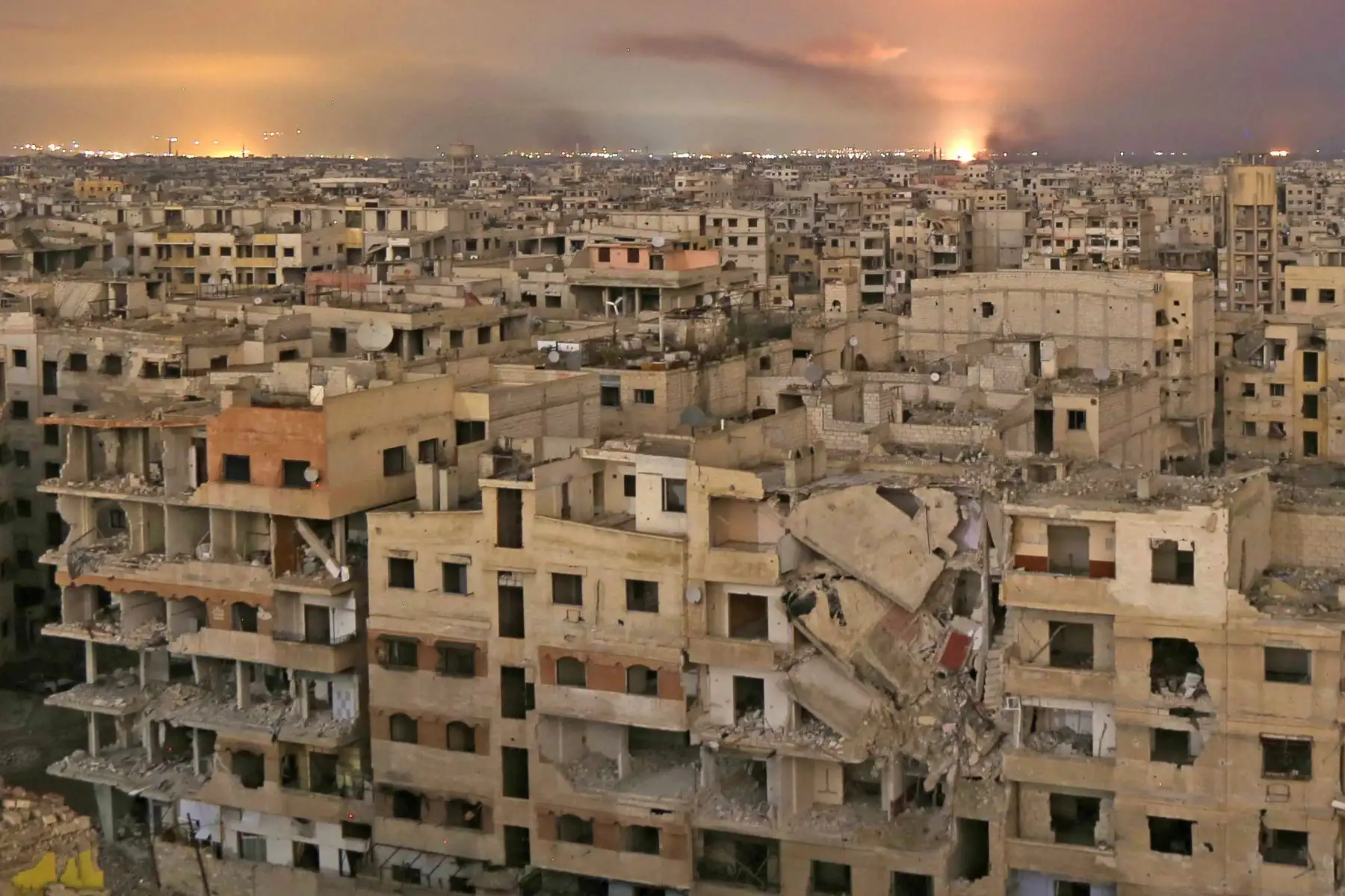 Daños materiales y muertes de civiles deja  los ataques aéreos del régimen sirio en el enclave de Ghouta Oriental, controlado por los rebeldes.Foto:AFP