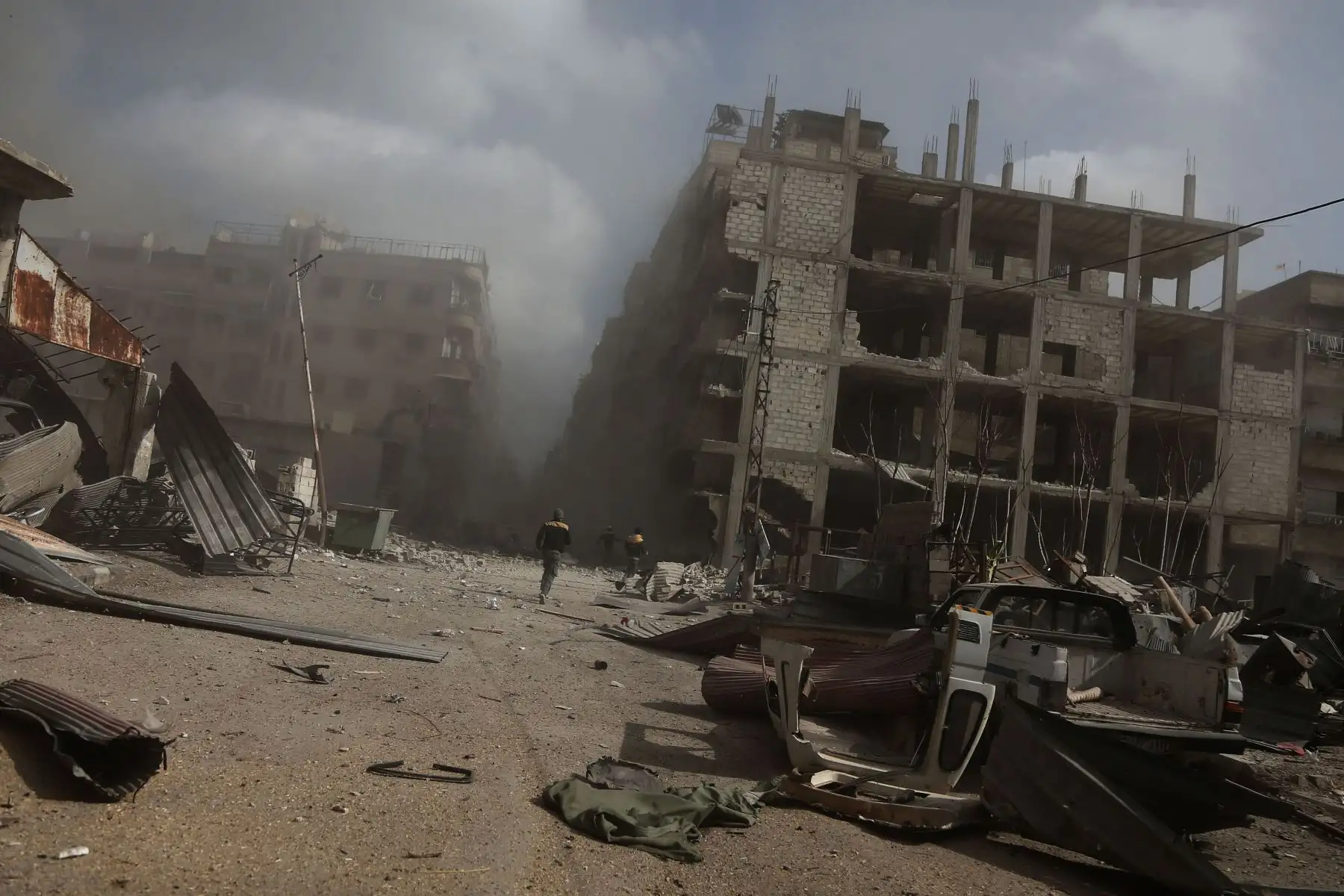 Voluntarios de Defensa Civil, conocidos como los Cascos Blancos, visitan el sitio de un ataque aéreo del régimen en la sitiada región oriental de Ghouta.Foto:AFP