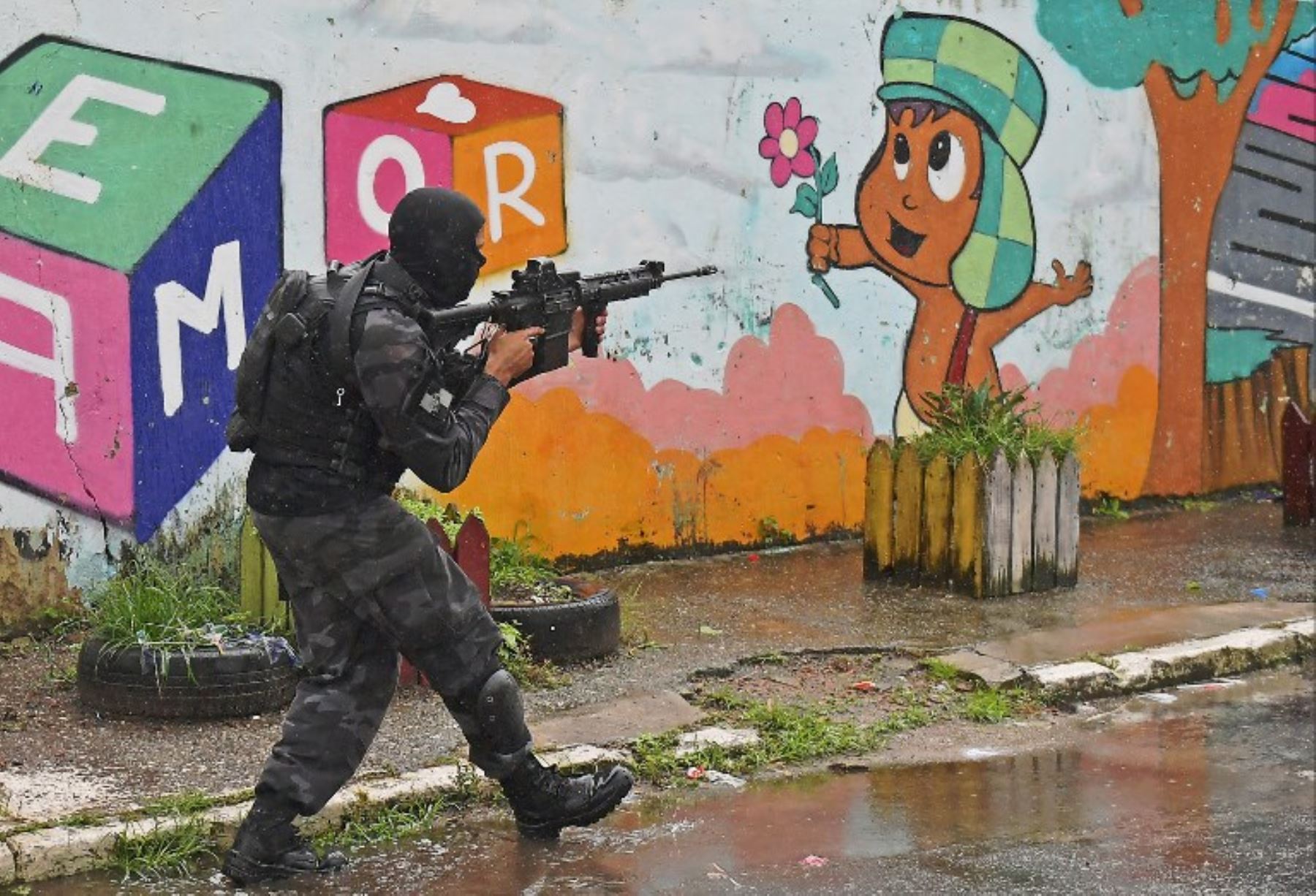 Tropas especiales de la policía militar patrullan cerca de la favela de Vila Kennedy, en Río de Janeiro. Foto: AFP