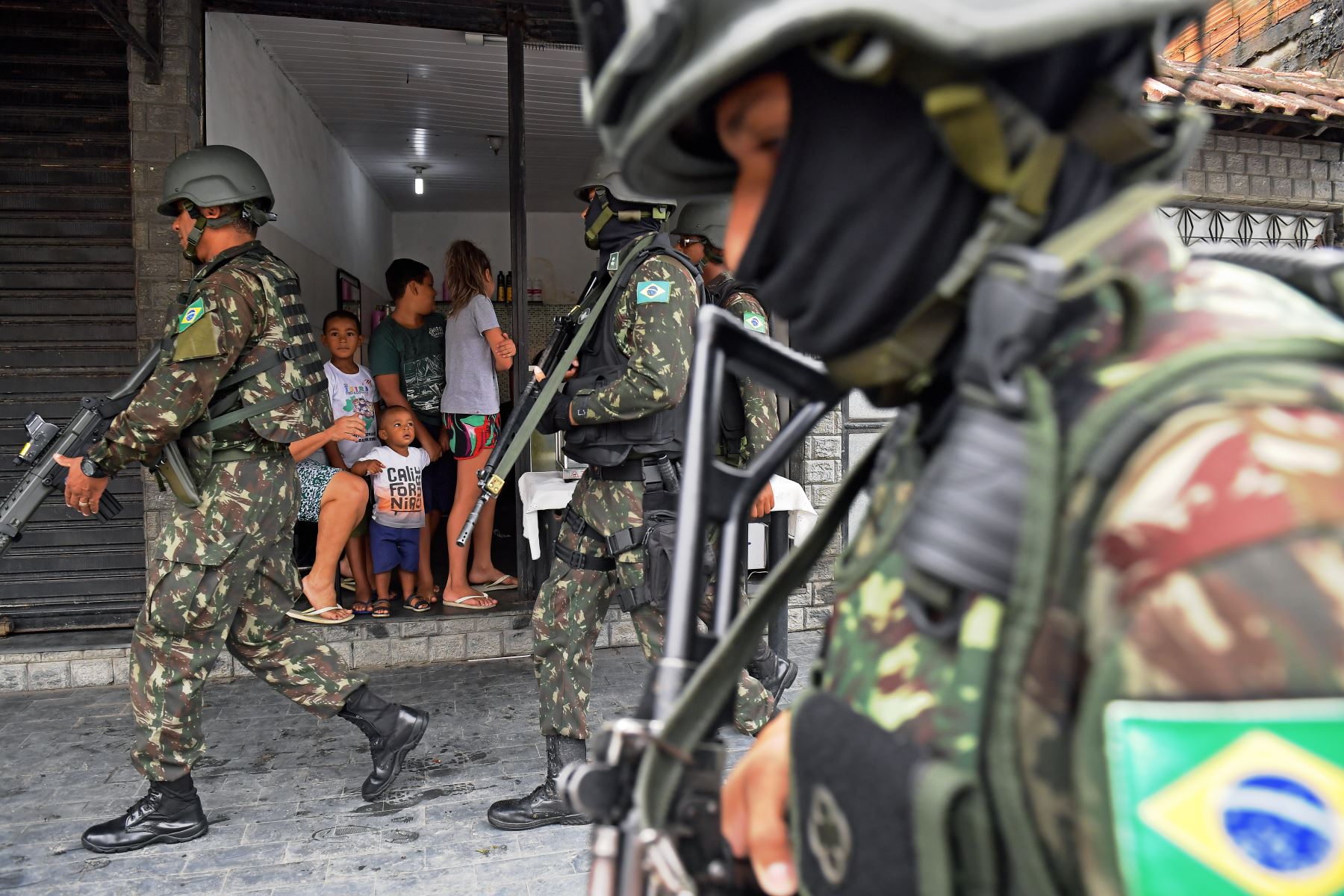 Militares  toman el control total de la seguridad en Río de Janeiro, en una lucha cada vez más desesperada por dominar la violencia de las pandillas.Foto:AFP
