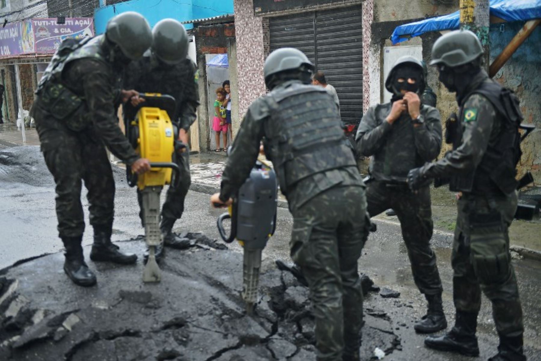 Niños miran a los soldados  que quitan una barricada hecha por narcotraficantes cerca de la favela de Vila Kennedy en Río de Janeiro.Foto:AFP