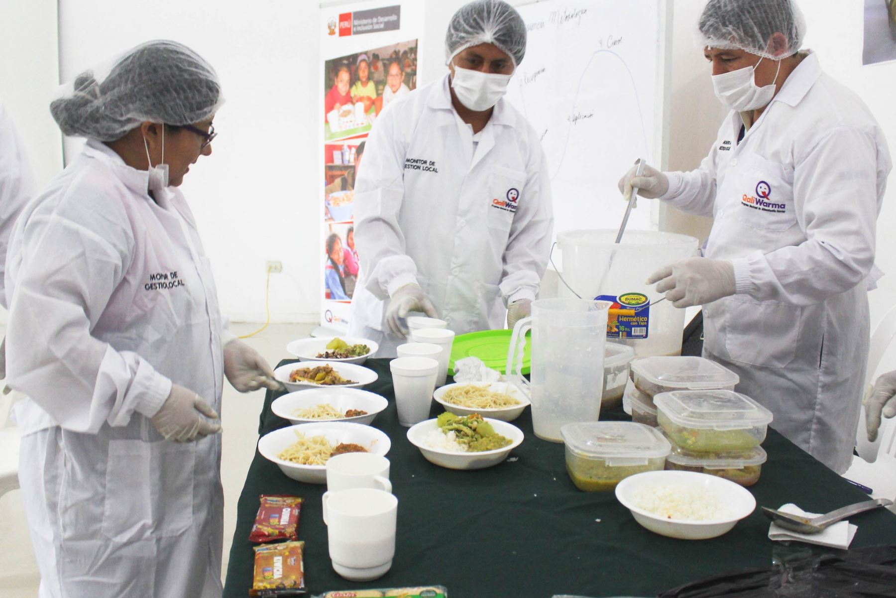 Nutricionistas y expertos del MIDIS supervisan la  calidad e inocuidad de los nutritivos alimentos que consumirán diariamente los escolares de esta región del norte del país.Foto:ANDINA/Difusión