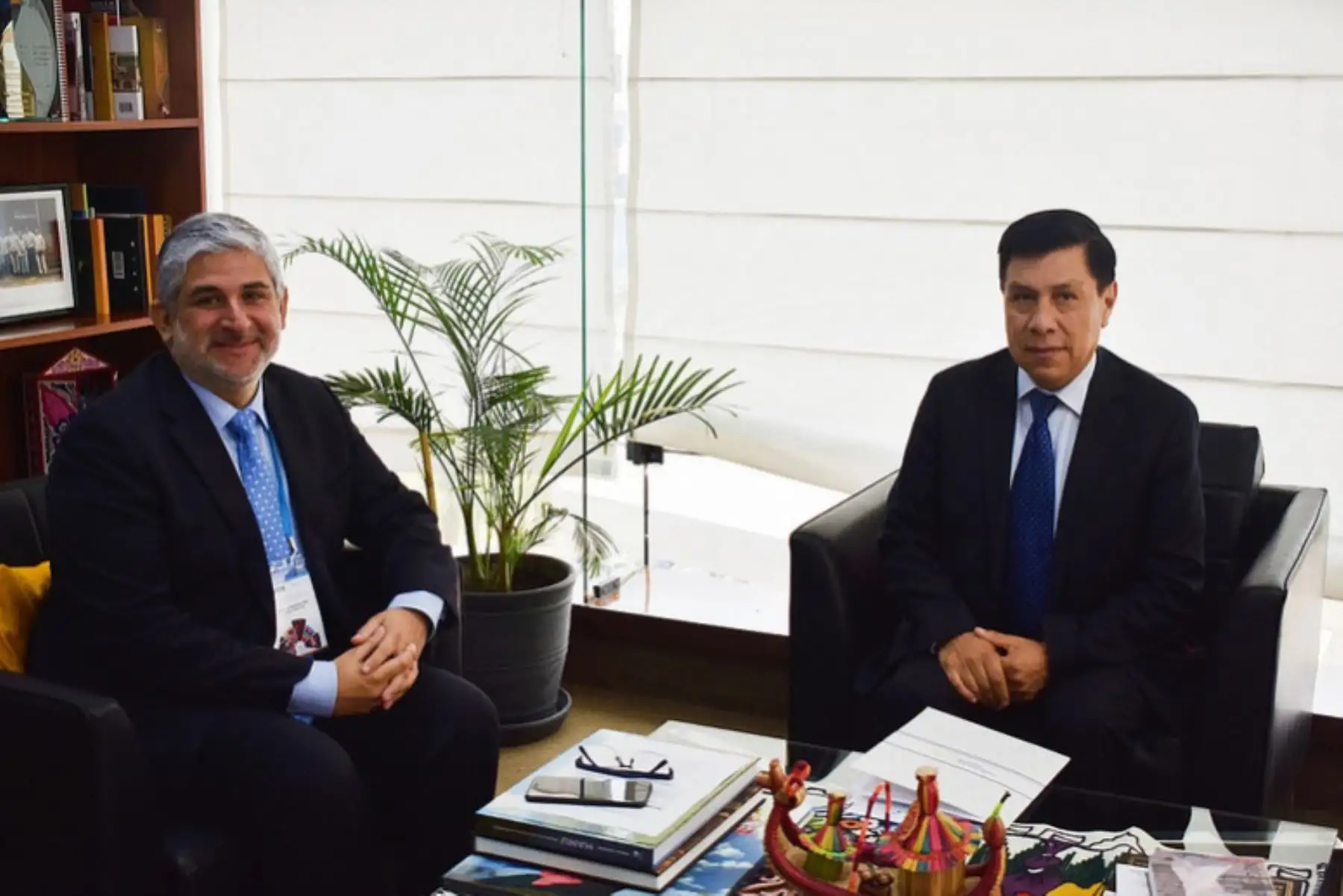 El Secretario General de la Comunidad Andina, Walker San Miguel, se reunió con el Viceministro de Interculturalidad del Perú, Alfredo Luna, con quien dialogó sobre el establecimiento del Comité Andino de Asuntos Culturales, la reactivación de las Mesas de Pueblos Indígenas y Pueblos Afrodescendientes, entre otros temas.