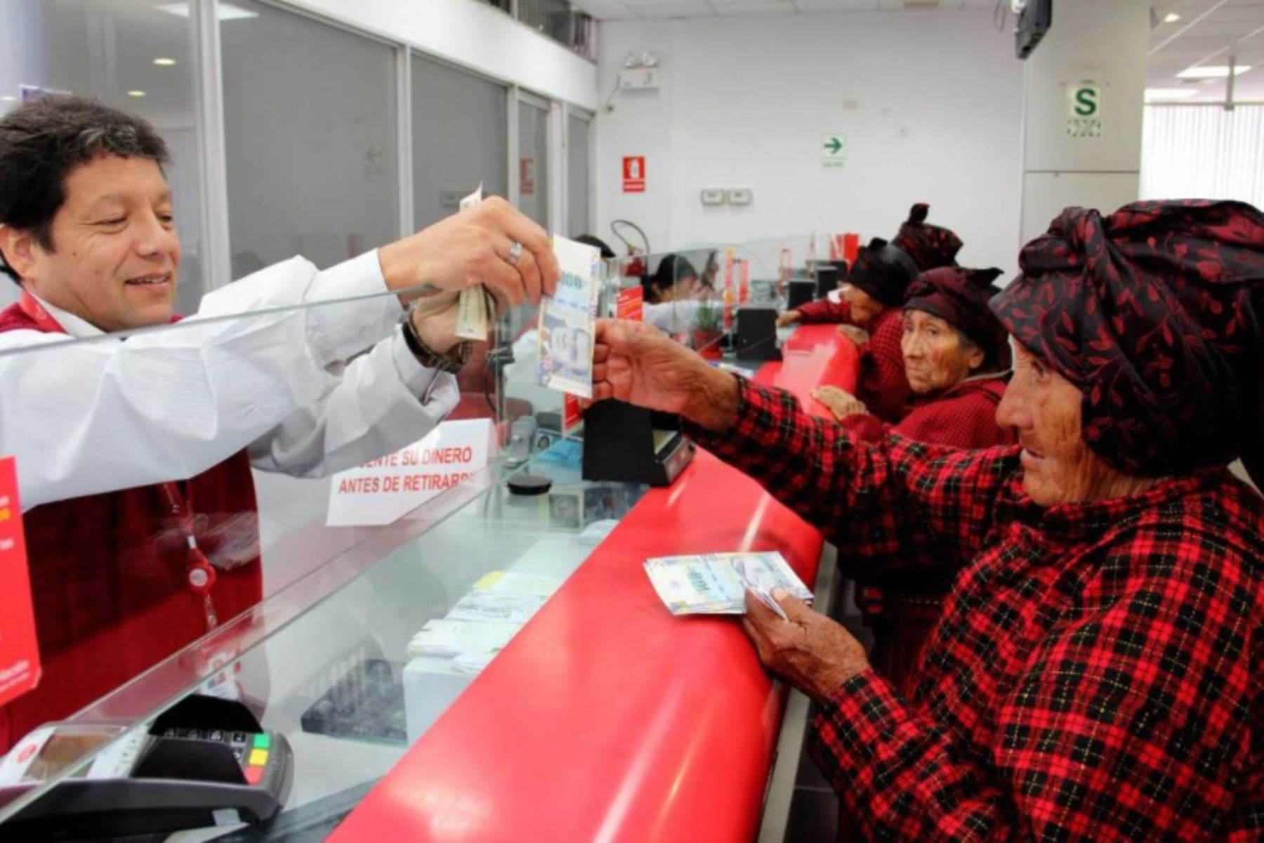 430,926 adultos mayores en extrema pobreza cobraran la subvención económica de 250 soles en las agencias del Banco de la Nación.Foto:ANDINA/Midis
