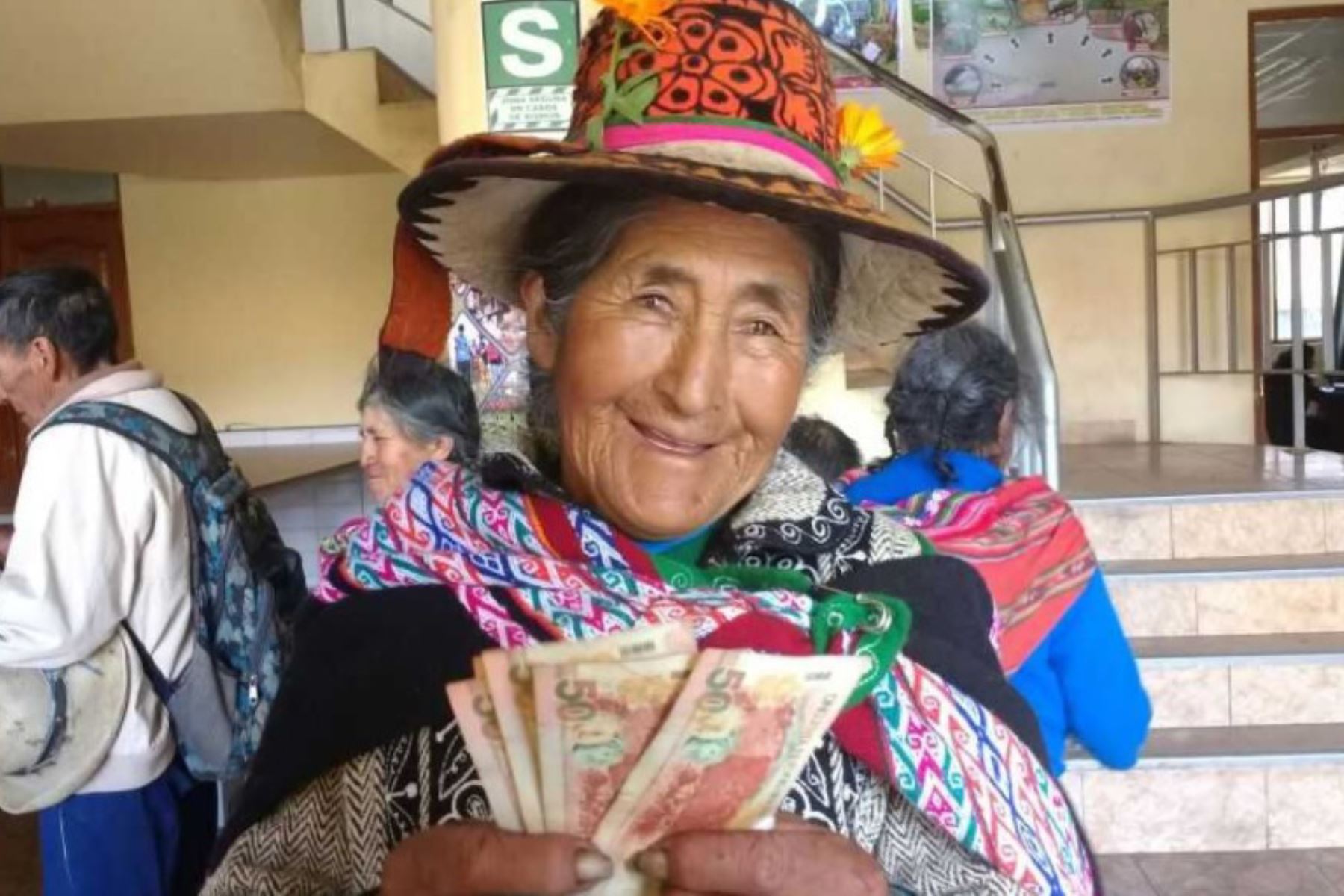 430,926 adultos mayores en extrema pobreza cobraran la subvención económica de 250 soles en las agencias del Banco de la Nación. Foto:ANDINA/Midis