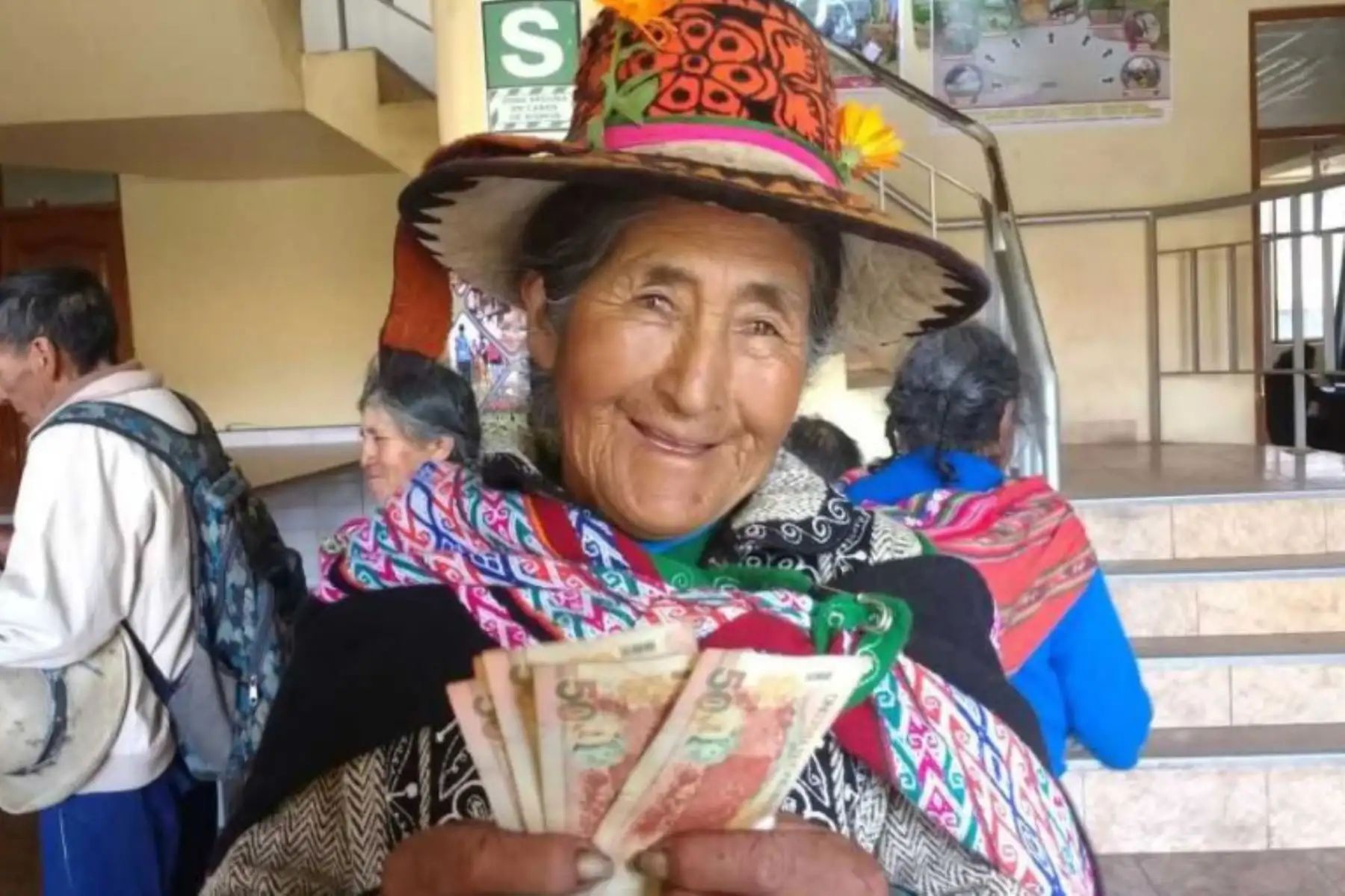 430,926 adultos mayores en extrema pobreza cobraran la subvención económica de 250 soles en las agencias del Banco de la Nación. Foto:ANDINA/Midis