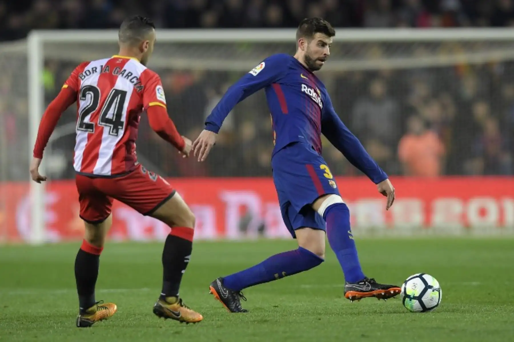 Girona Borja Garcia compite con el defensa español del Barcelona Gerard Piqué durante el partido de fútbol de la liga española entre el FC Barcelona 4 y el Girona FC  1.Foto:AFP