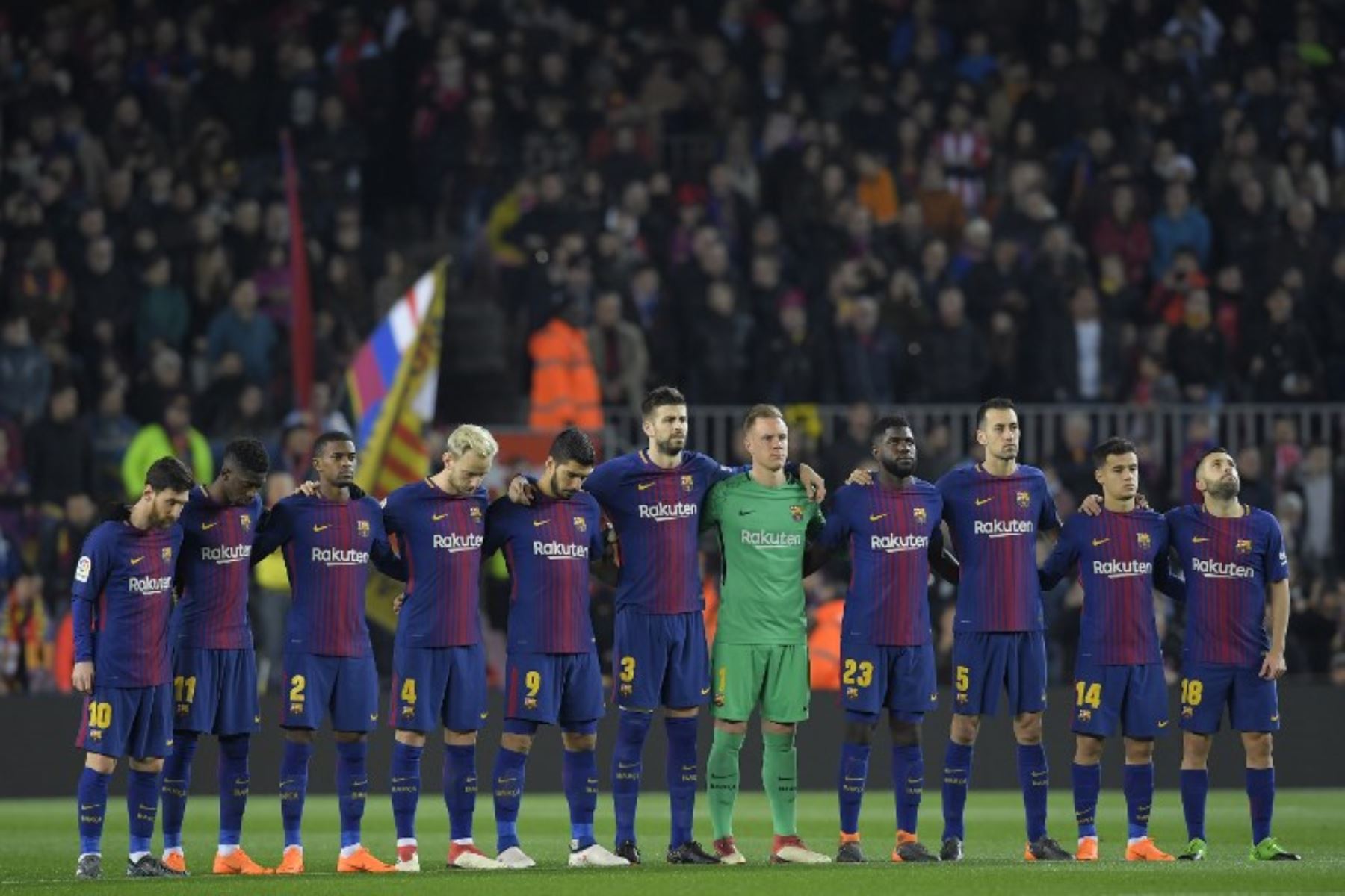 Los jugadores de Barcelona guardan un minuto de silencio en memoria del policía que murió antes de un partido de la Europa League en España.Foto:AFP