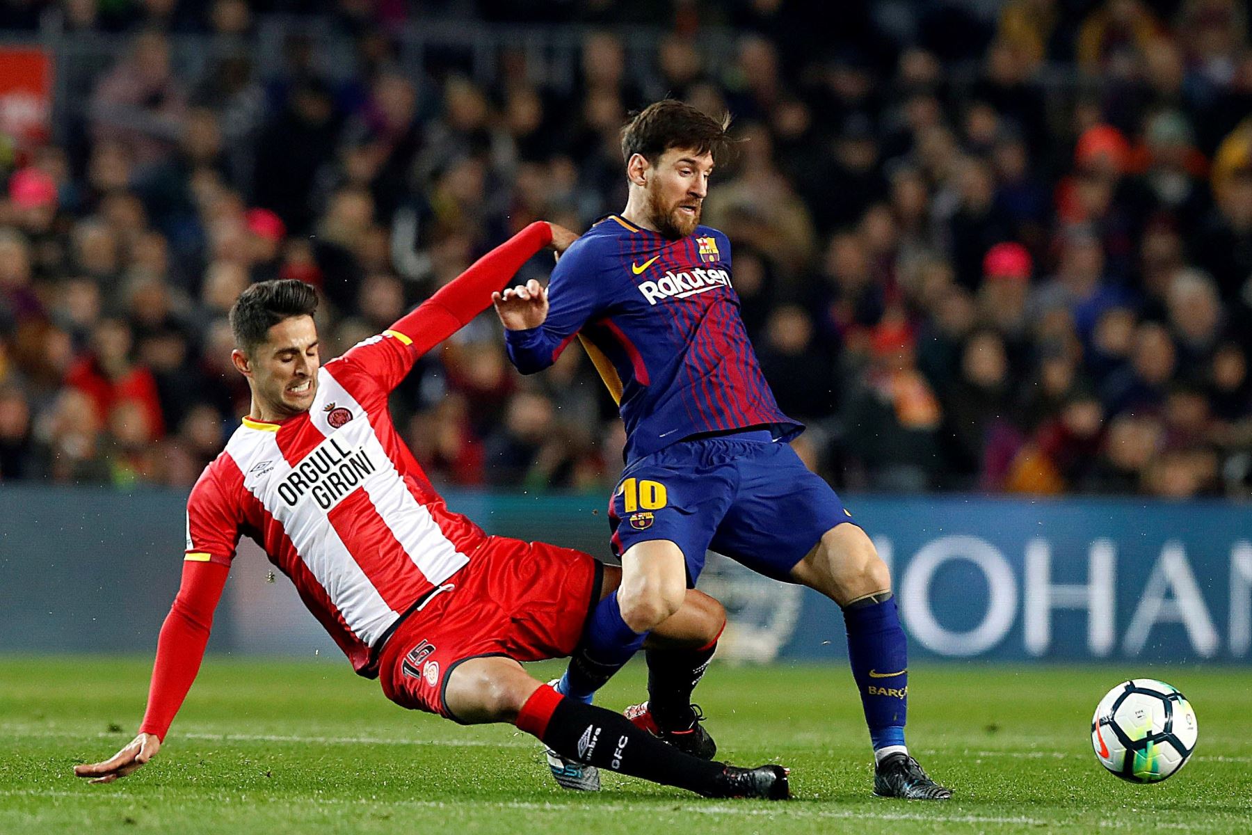 Leo Messi entrando en falta por Juanpe, del Girona, durante el partido de Liga en Primera Divisón que se disputa esta noche en el Camp Nou, en Barcelona. Foto:EFE