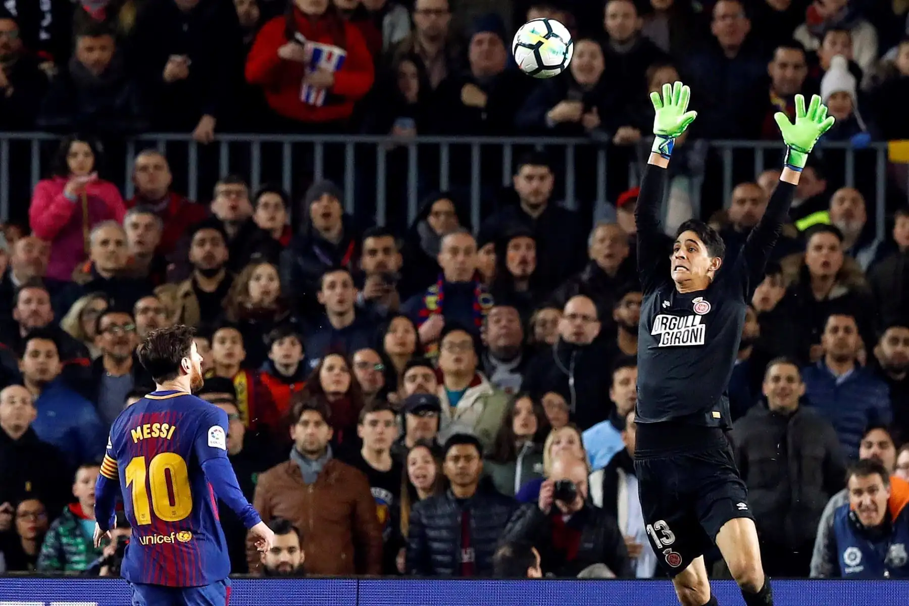 Leo Messi eleva el balón ante Bounou, del Girona, durante el partido de Liga en Primera Divisón que se disputa esta noche en el Camp Nou.Foto:EFE