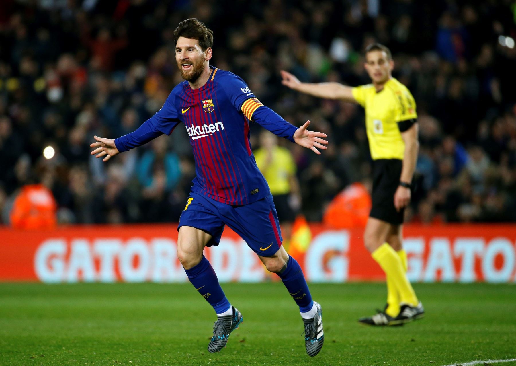 Messi celebra el tercer gol ante el Girona, durante el partido de Liga en Primera Divisón que se disputa esta noche en el Camp Nou, en Barcelona.Foto:EFE